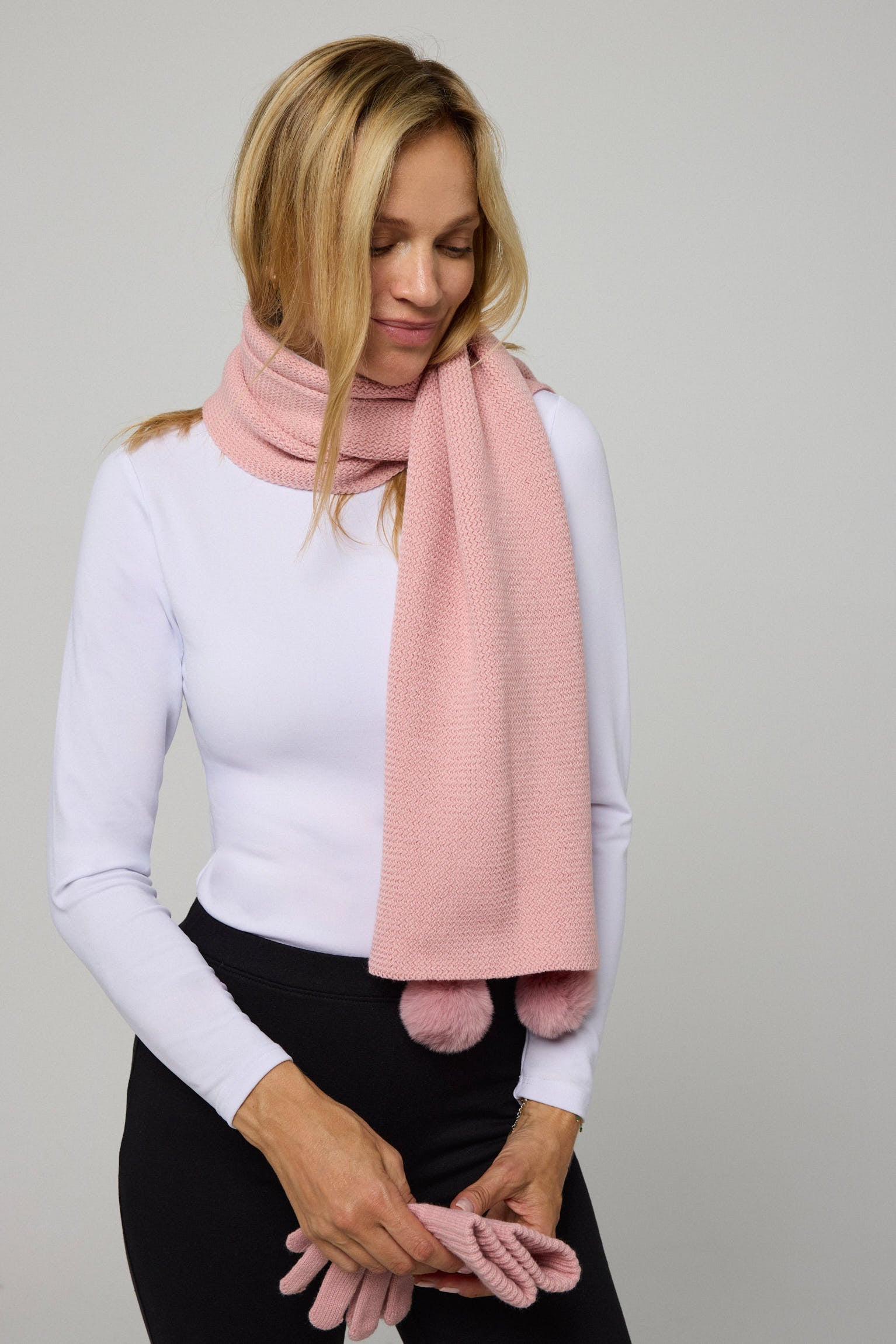 Set bufanda y guantes detalle pompón rosa