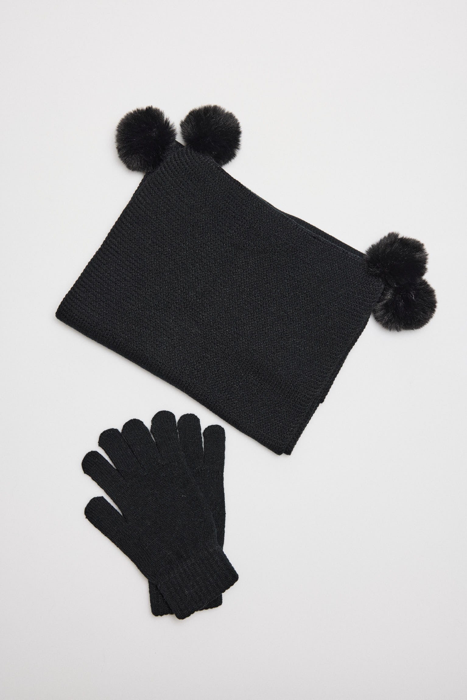 Set bufanda y guantes detalle pompón negro