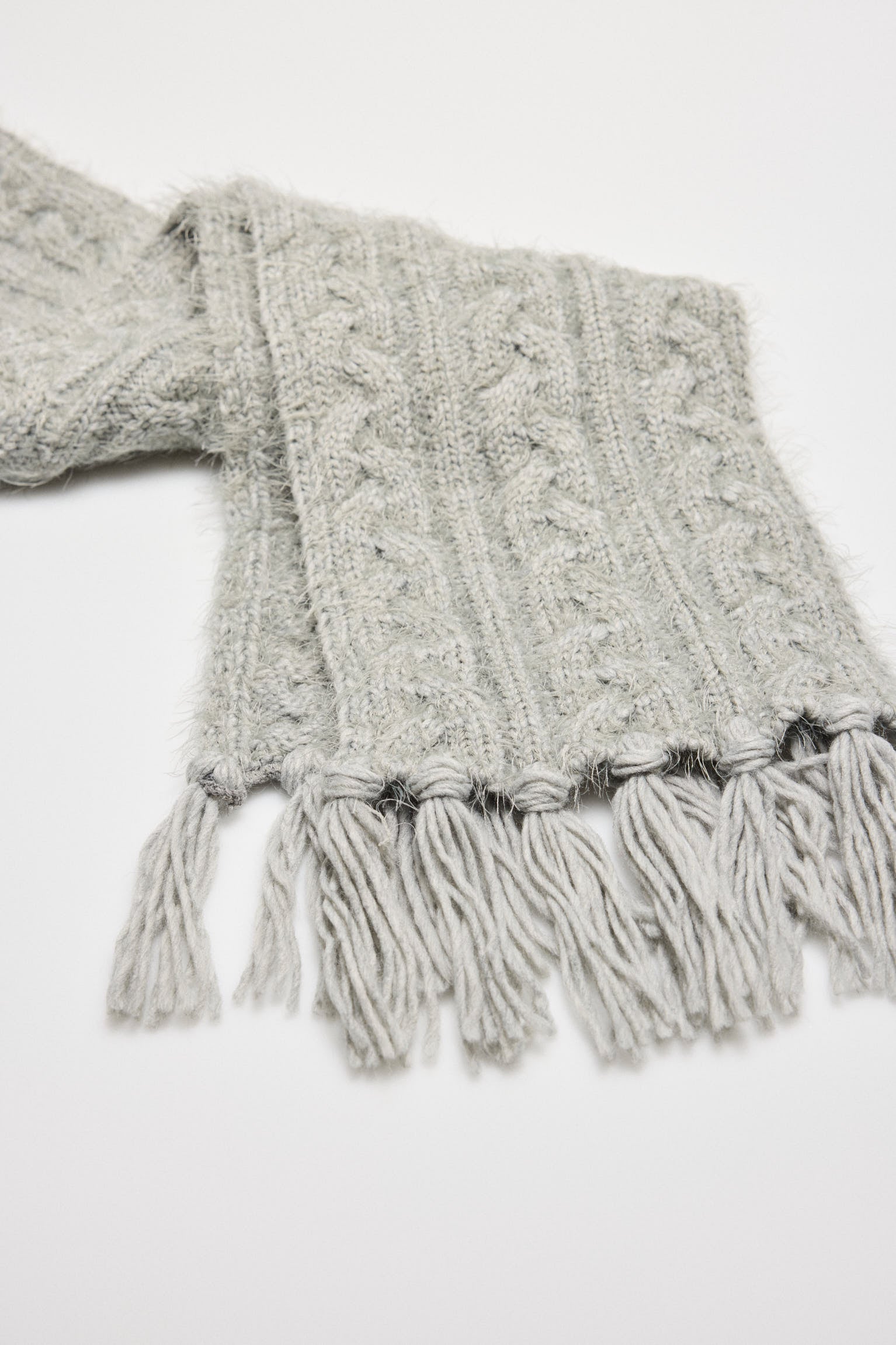 Bufanda detalle flecos y textura trenzado gris