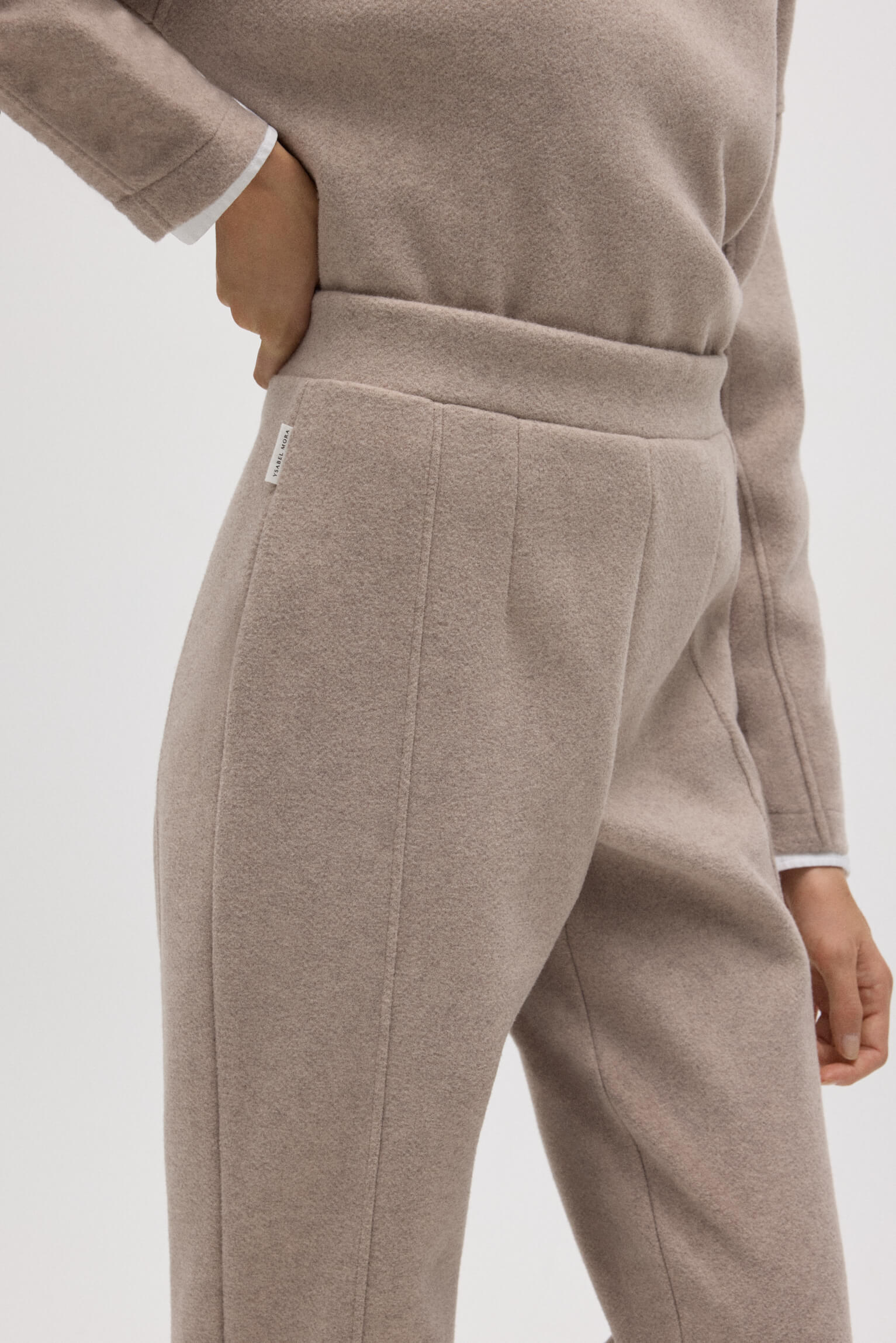 Pantalón cálido slim fit con estructura marrón