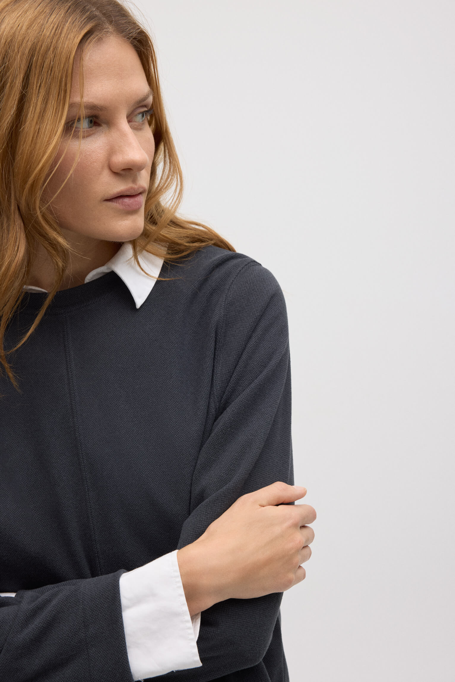 Jersey cálido cuello redondo con textura marengo