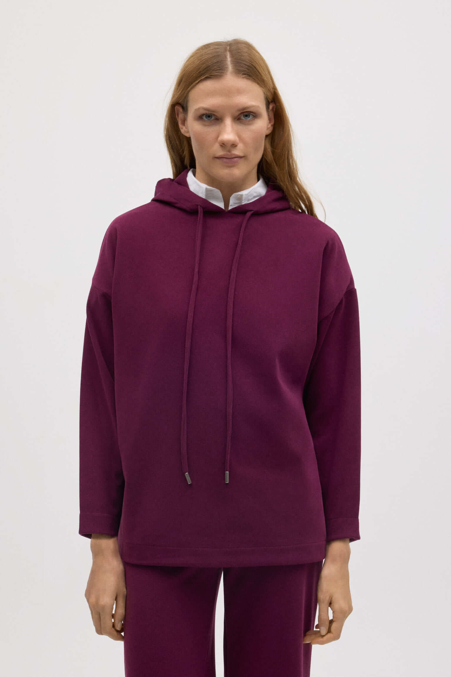 Sudadera cálida capucha ajustable con textura burdeos