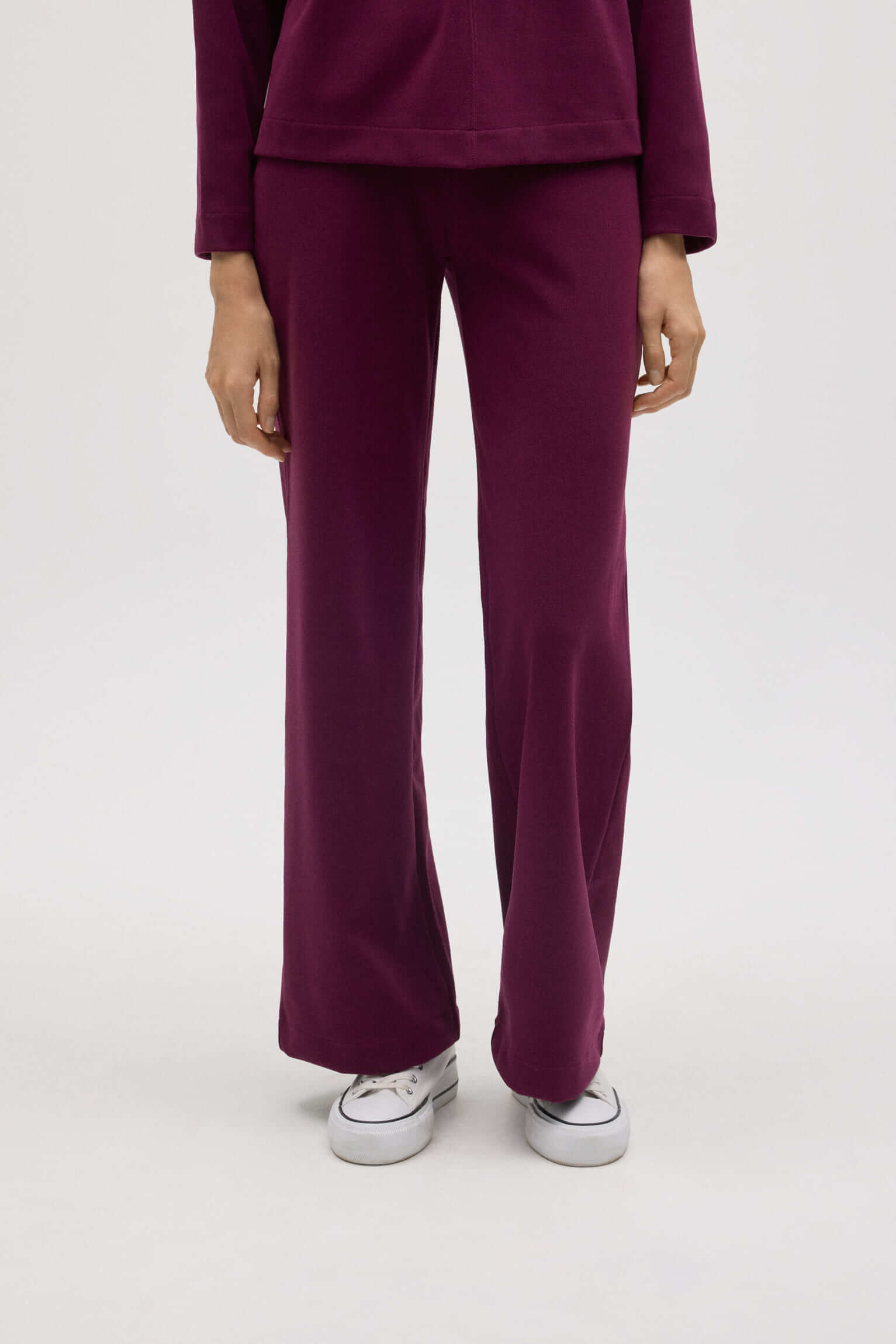Pantalón recto con textura burdeos