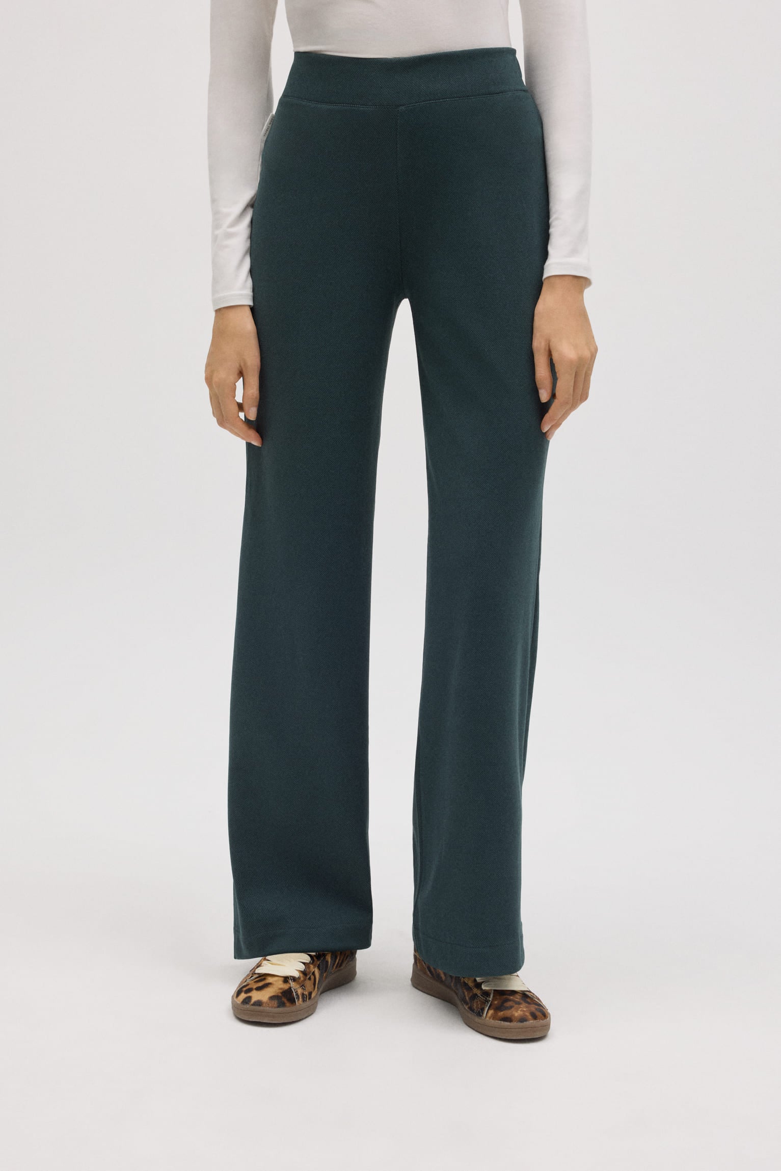 Pantalón recto con textura verde botella