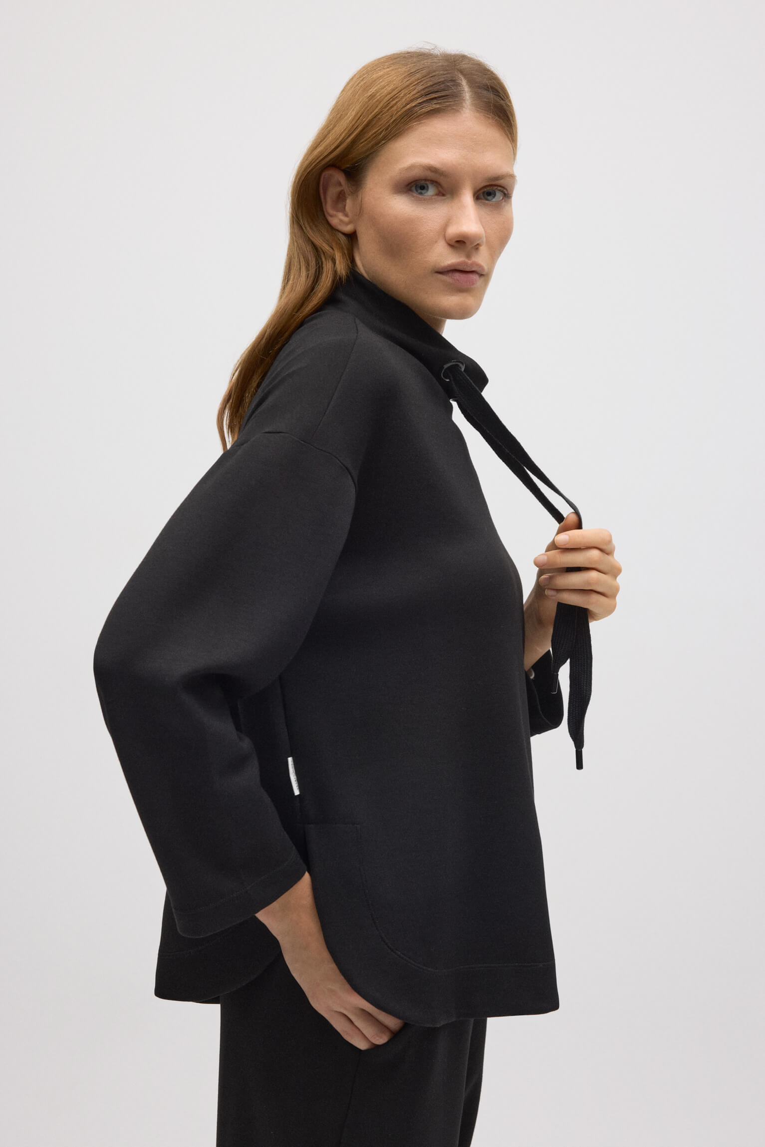 Sudadera con cuello fluida negro