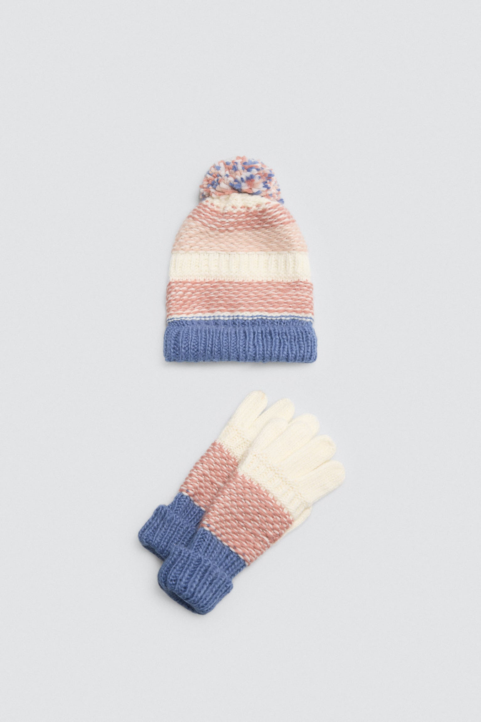 Set gorro con pompón y guantes de punto colores