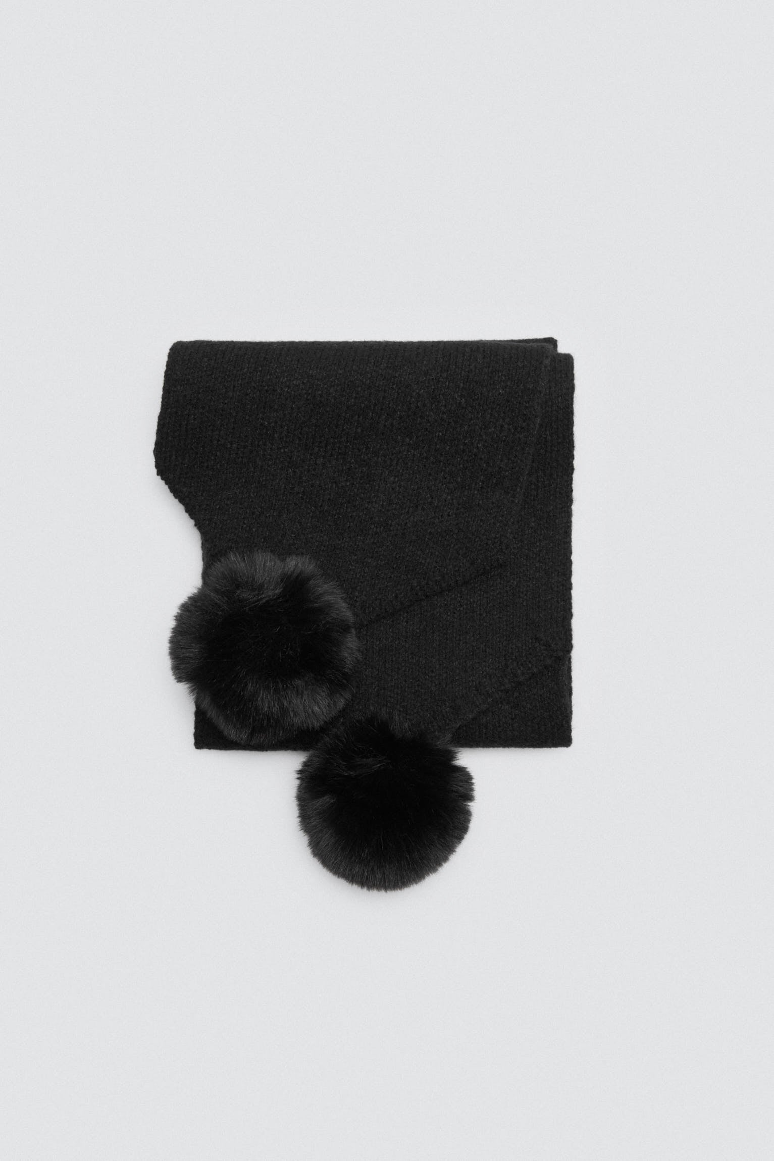 Bufanda con pompones negra