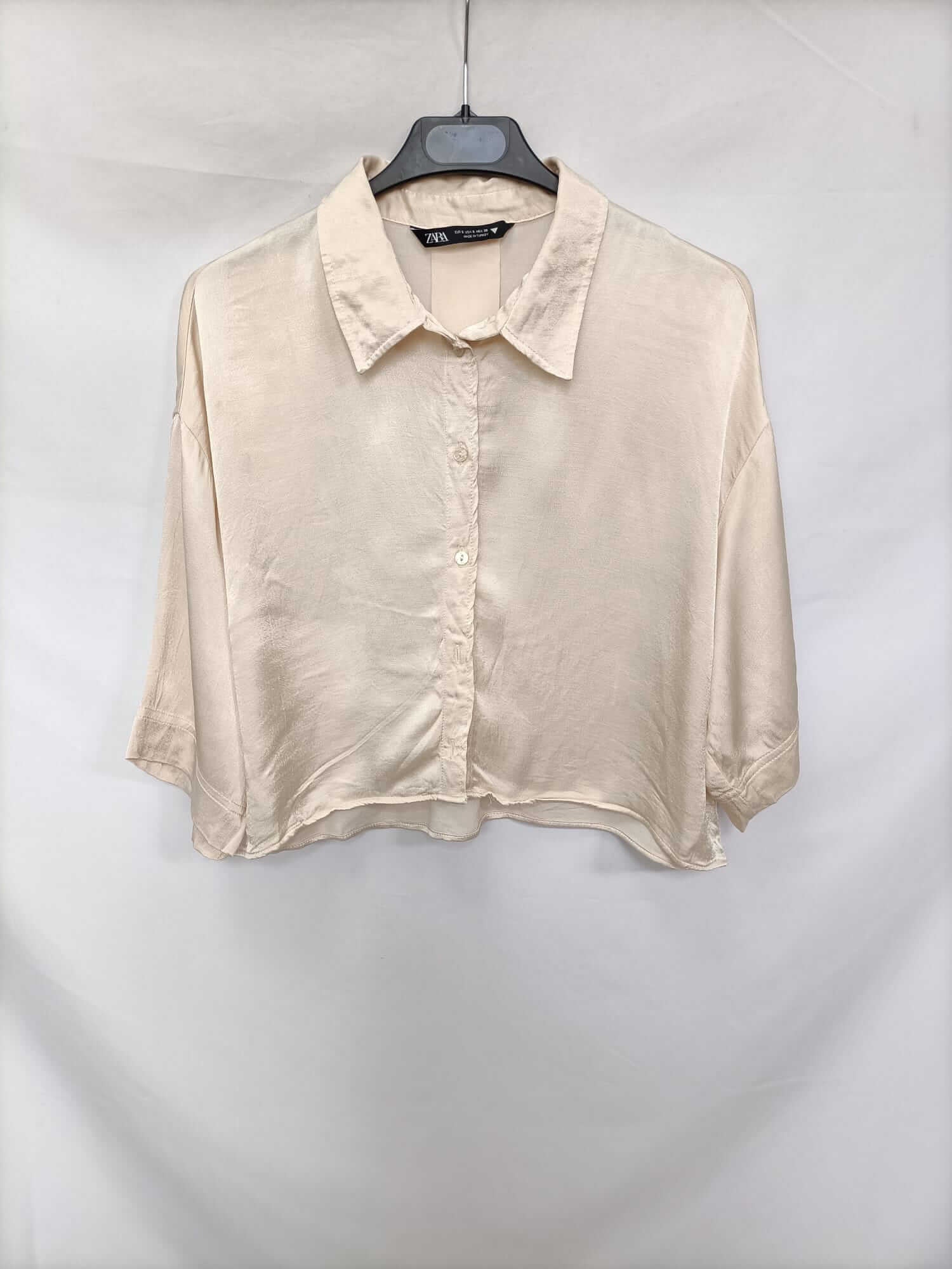 ZARA.Blusa beige satinada oversized T.s