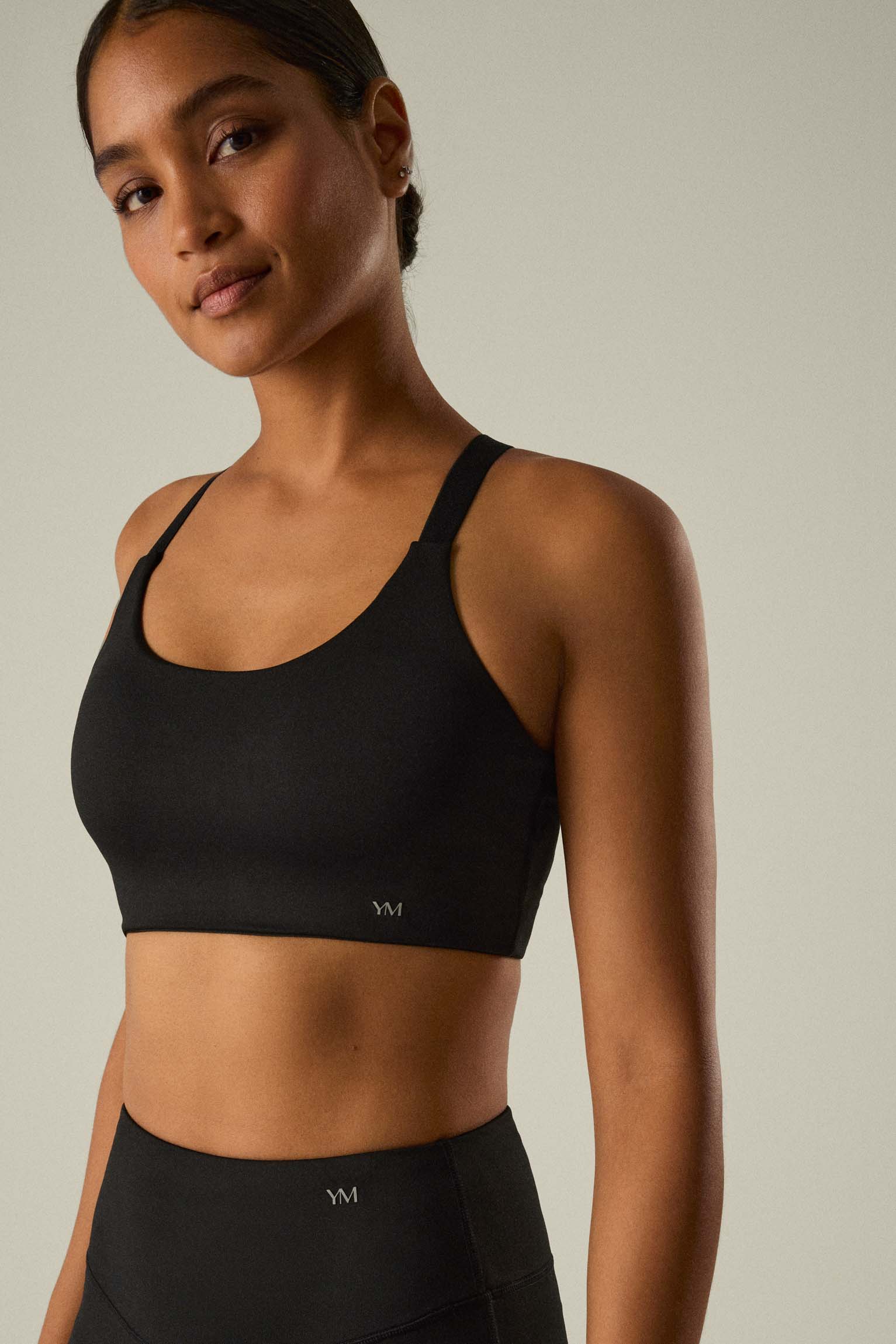 Sujetador deportivo tirantes cruzados sujeción media negro