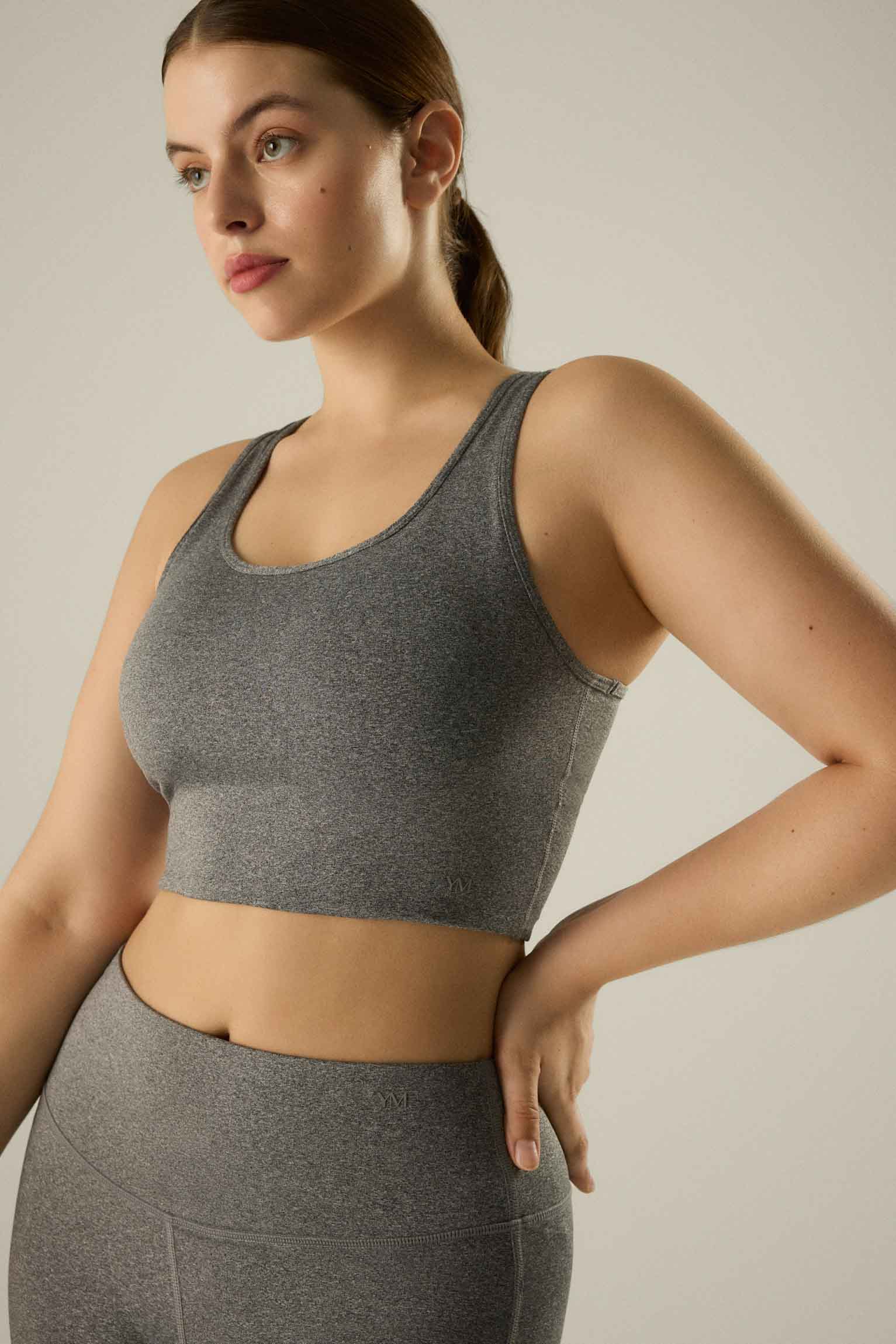 Sujetador deportivo detalle espalda sujeción ligera gris