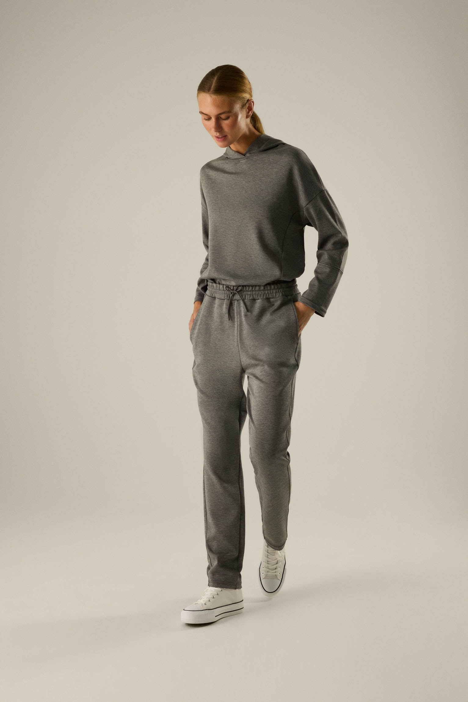 Pantalón jogger deportivo bolsillos laterales gris