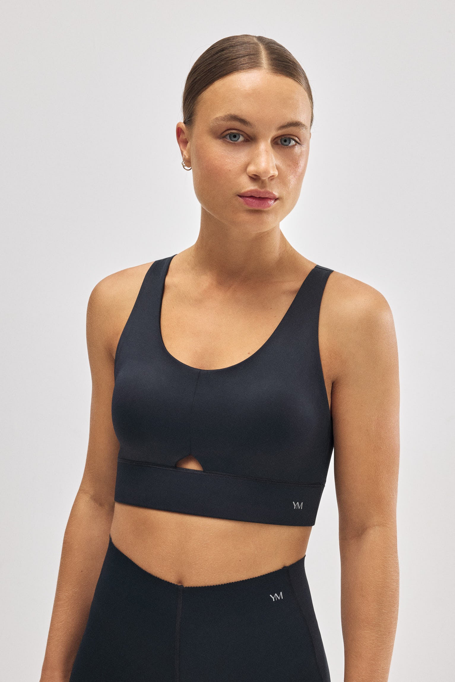 Sujetador deportivo compressive detalle abertura sujeción media negro