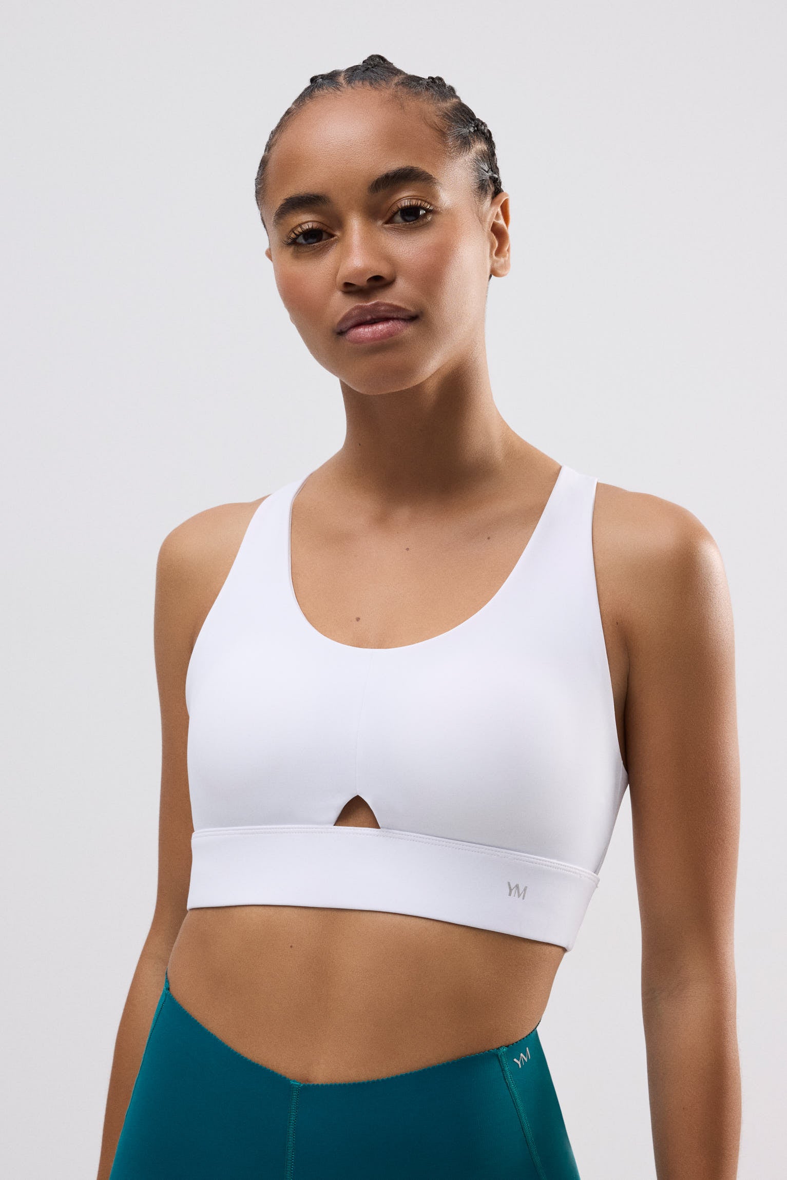 Sujetador deportivo compressive detalle abertura sujeción media blanco