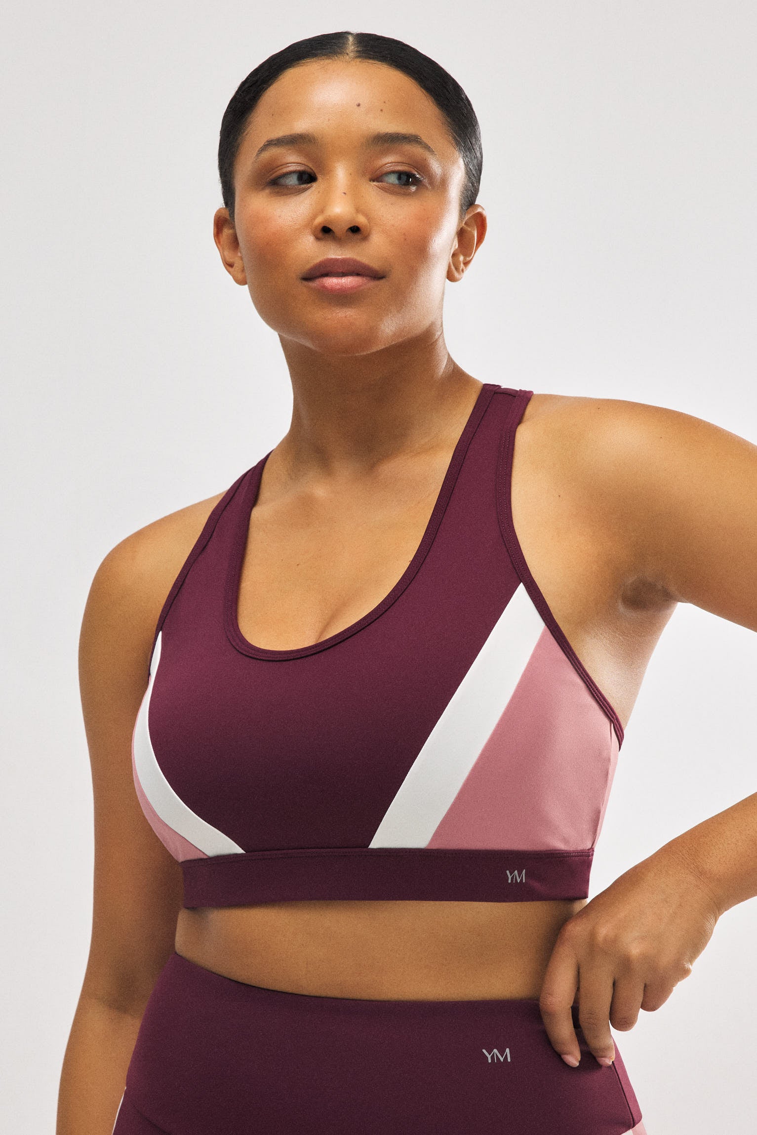 Sujetador deportivo color block con relleno extraíble burdeos