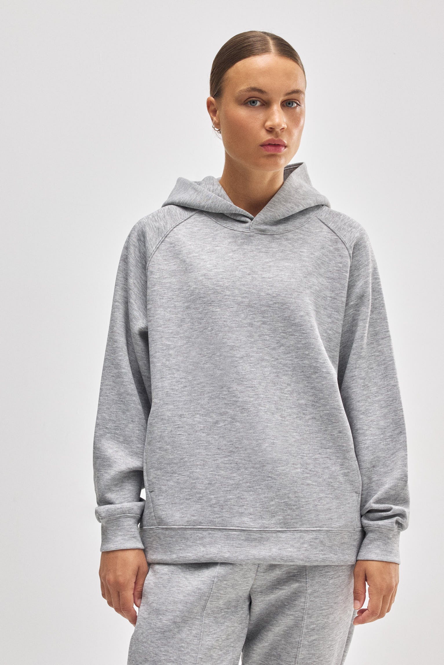 Sudadera con capucha y bolsillos gris