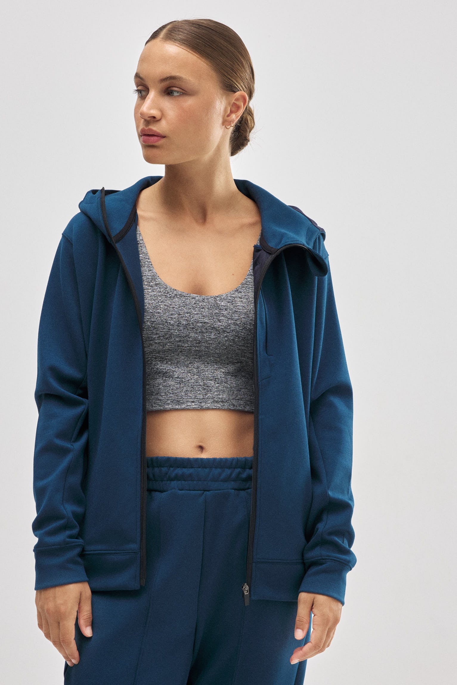 Chaqueta deportiva con capucha azul