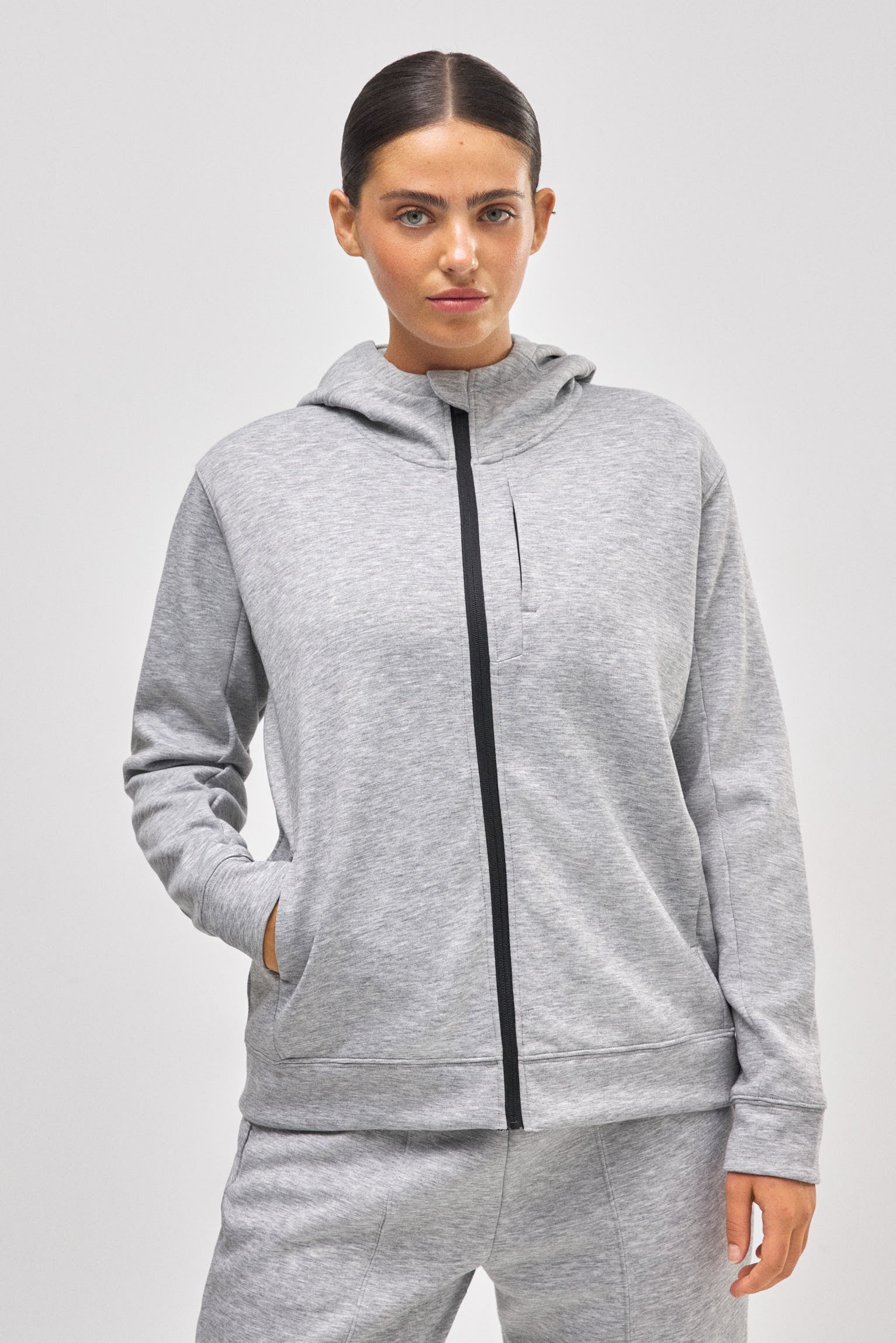 Chaqueta deportiva con capucha gris