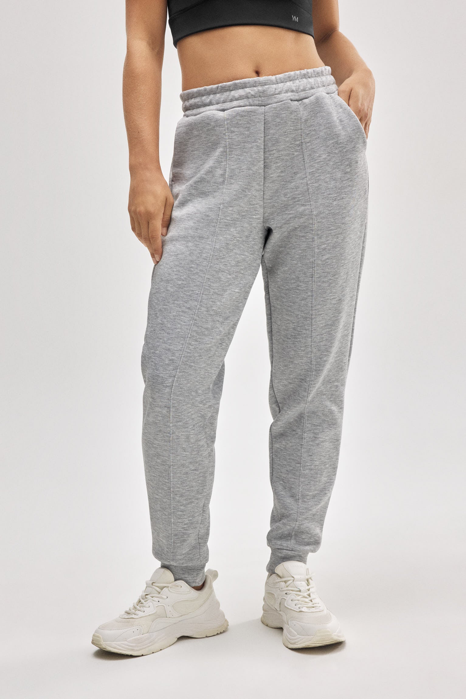 Pantalón jogger deportivo con bolsillos gris