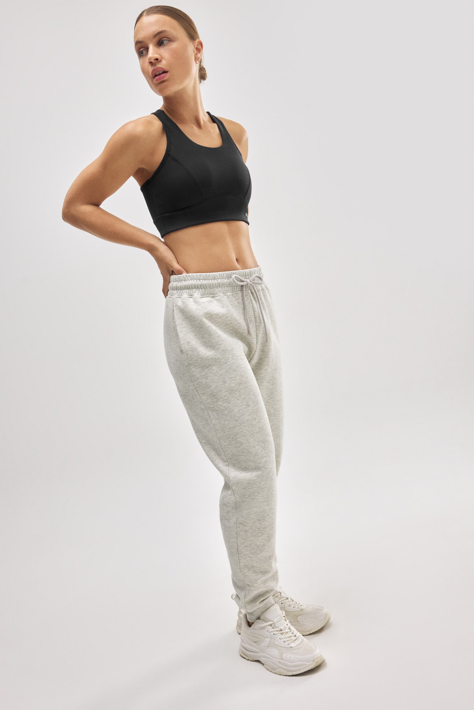 Pantalón jogger deportivo afelpado con cintura ajustable gris