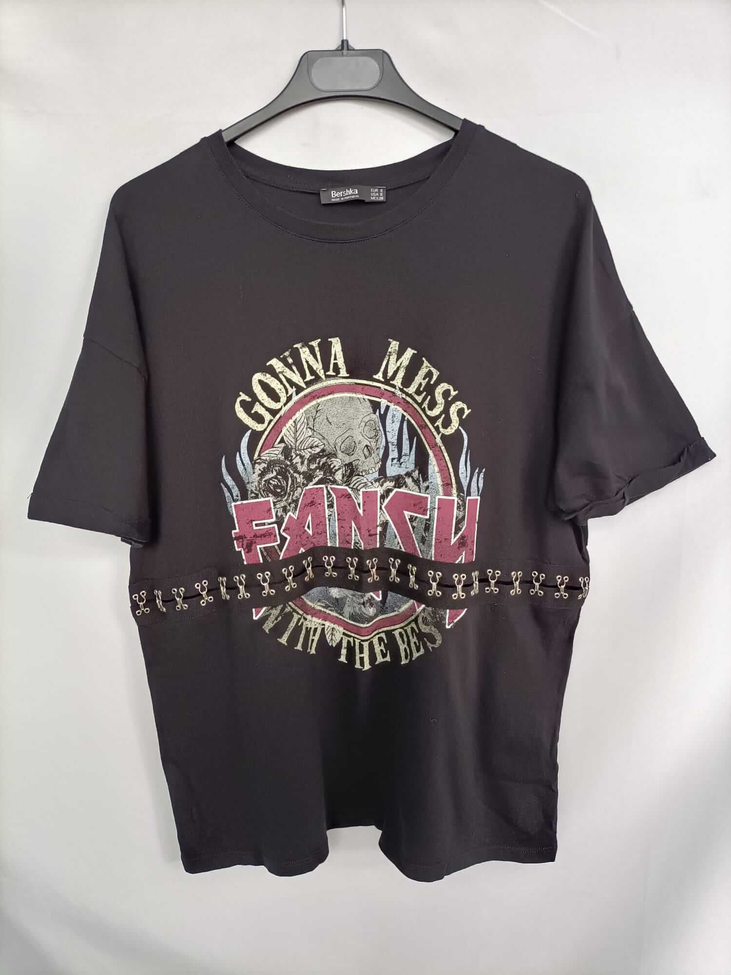 BERSHKA. Camiseta negra corchetes T.s