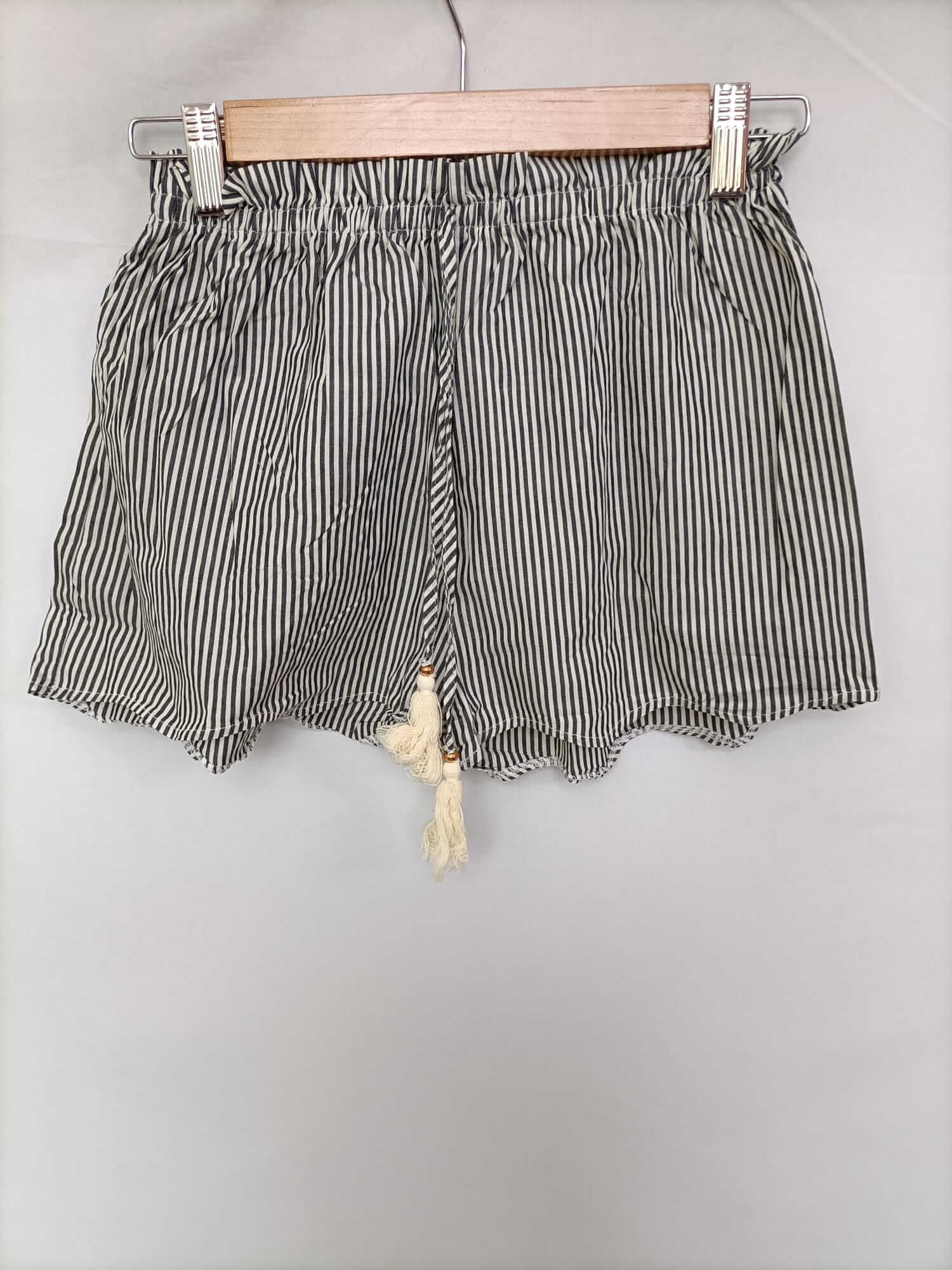 OTRAS. Shorts rayas blanco y gris T.s