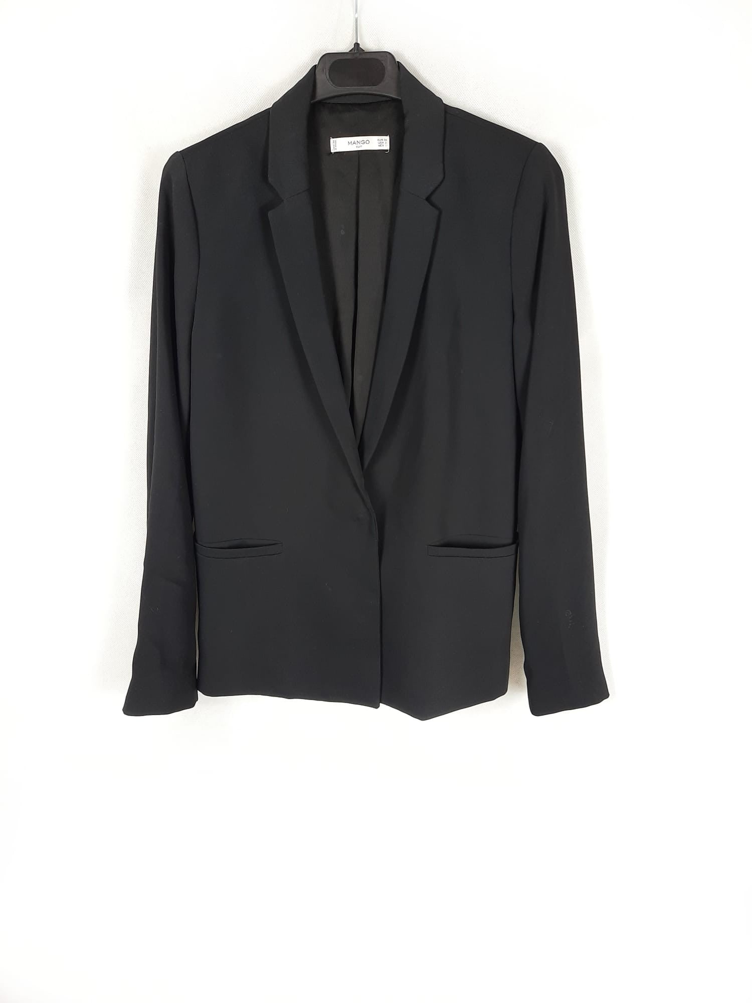 MANGO. Blazer negra T.34