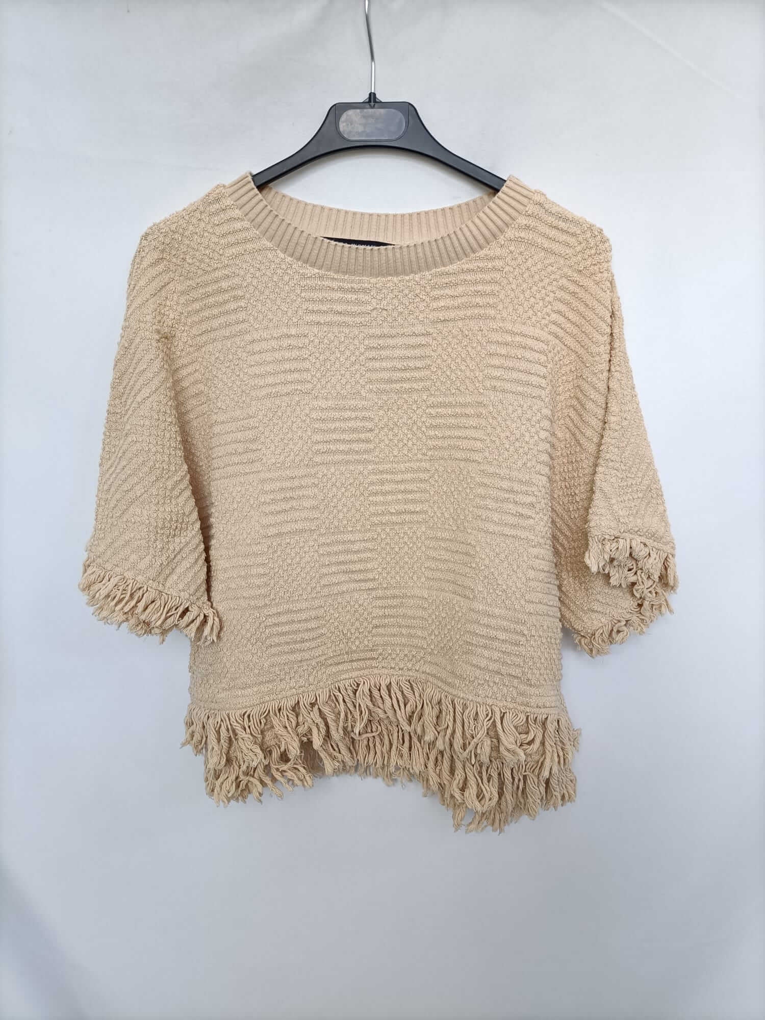 ZARA. Top punto beige flecos T.m