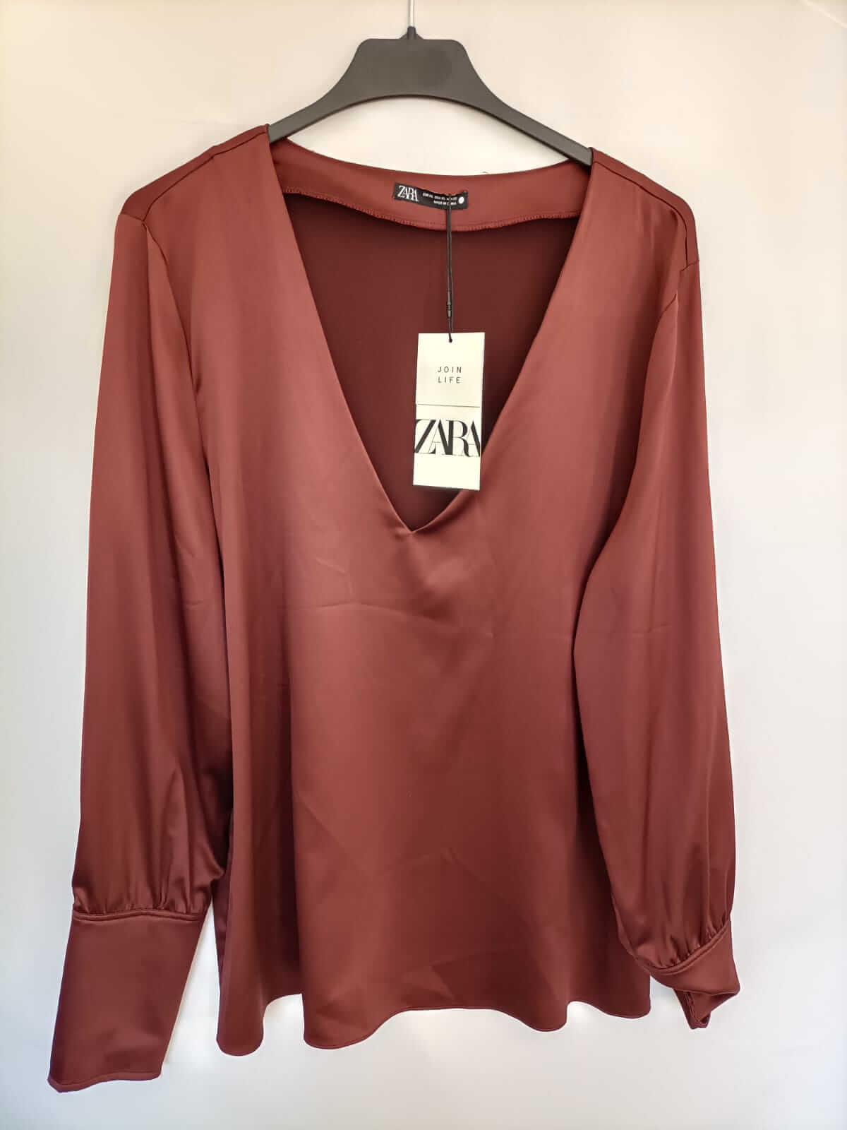 ZARA.Blusa burdeos satinada pico T.XL