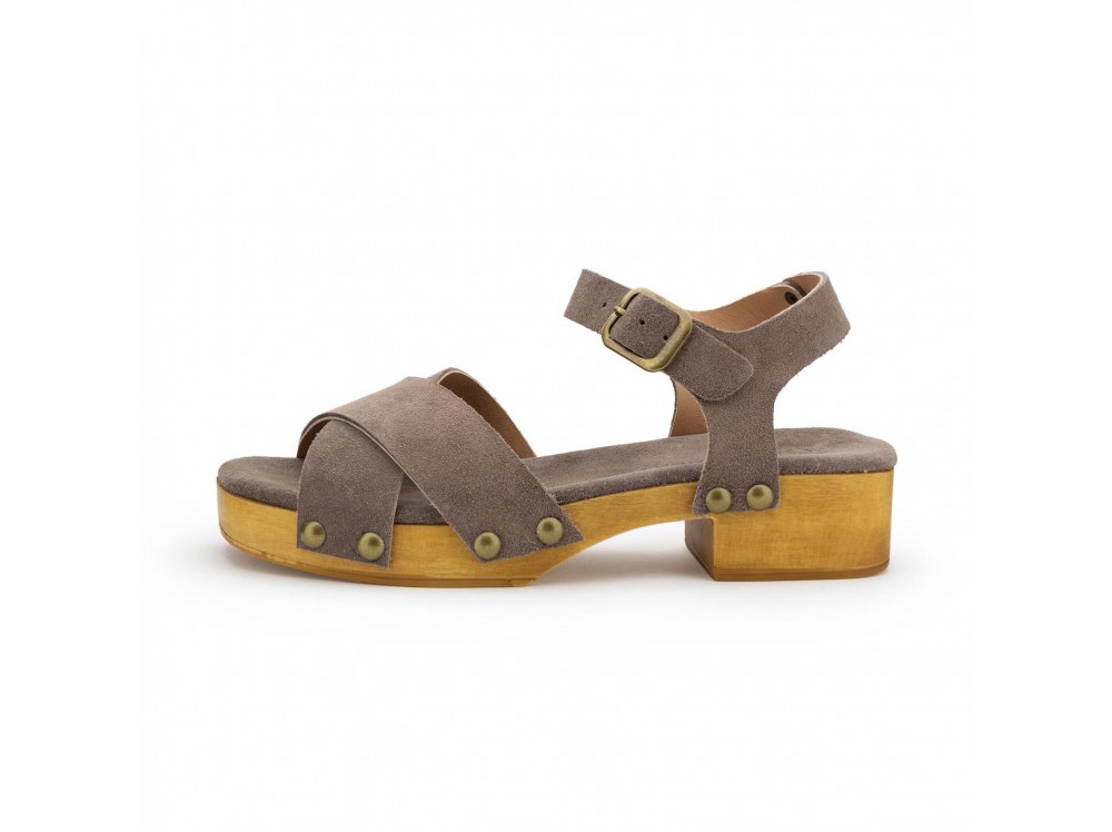 Sandalia ante taupe con dos tiras y hebilla 7321 Pepa & Cris