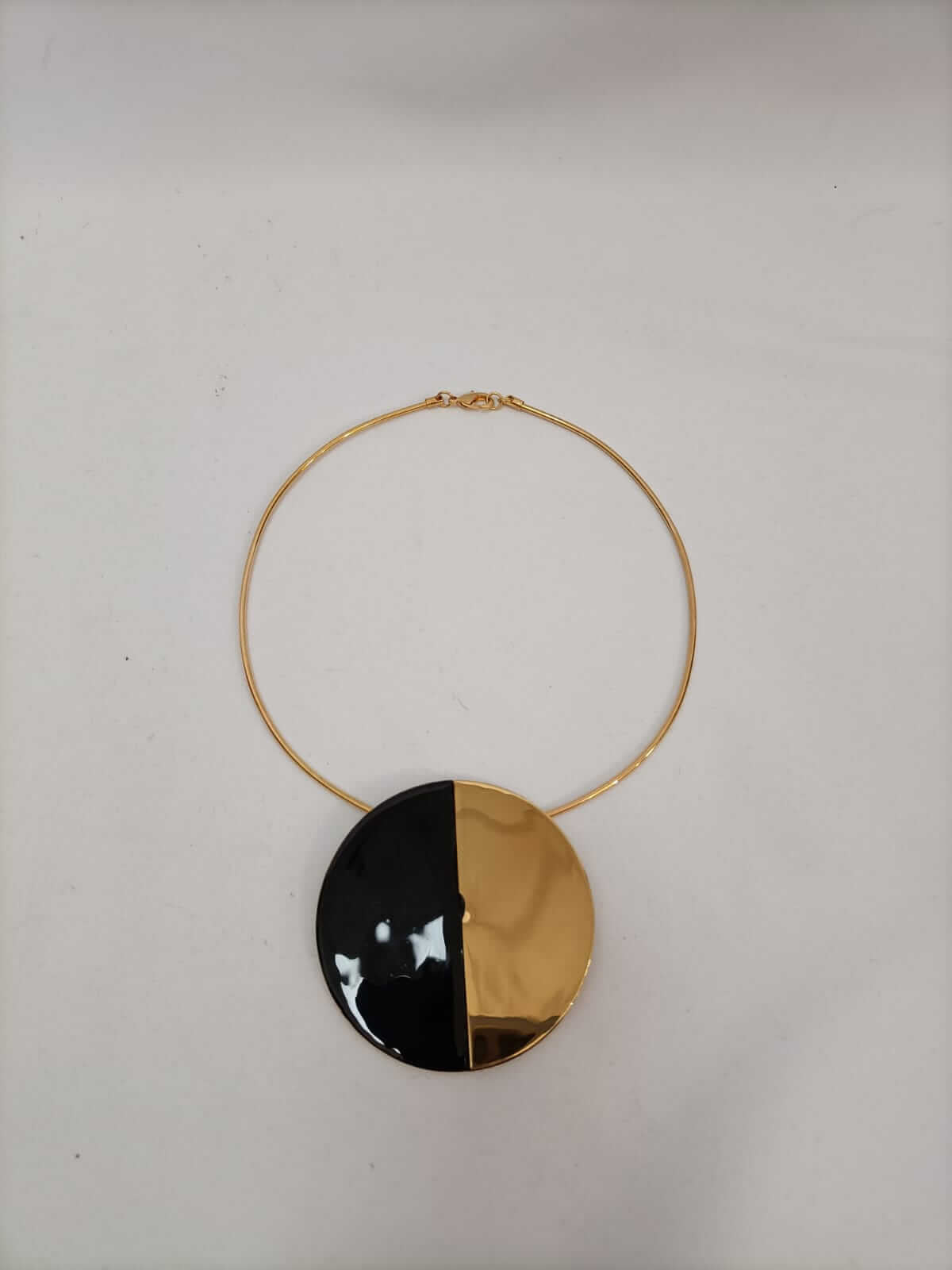 PURIFICACIÓN GARCÍA. Collar dorados