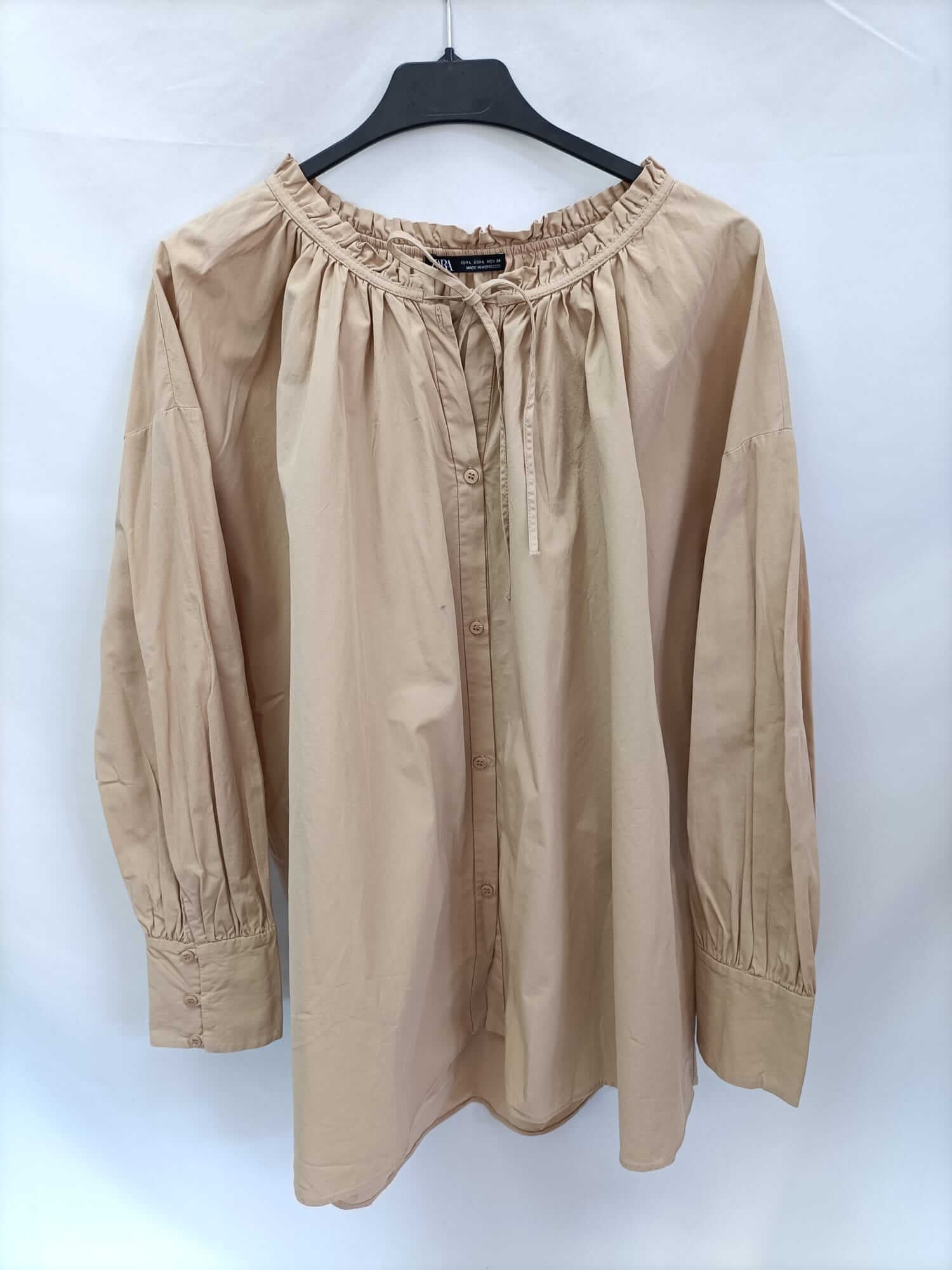 ZARA. Blusa oversized beige T.l