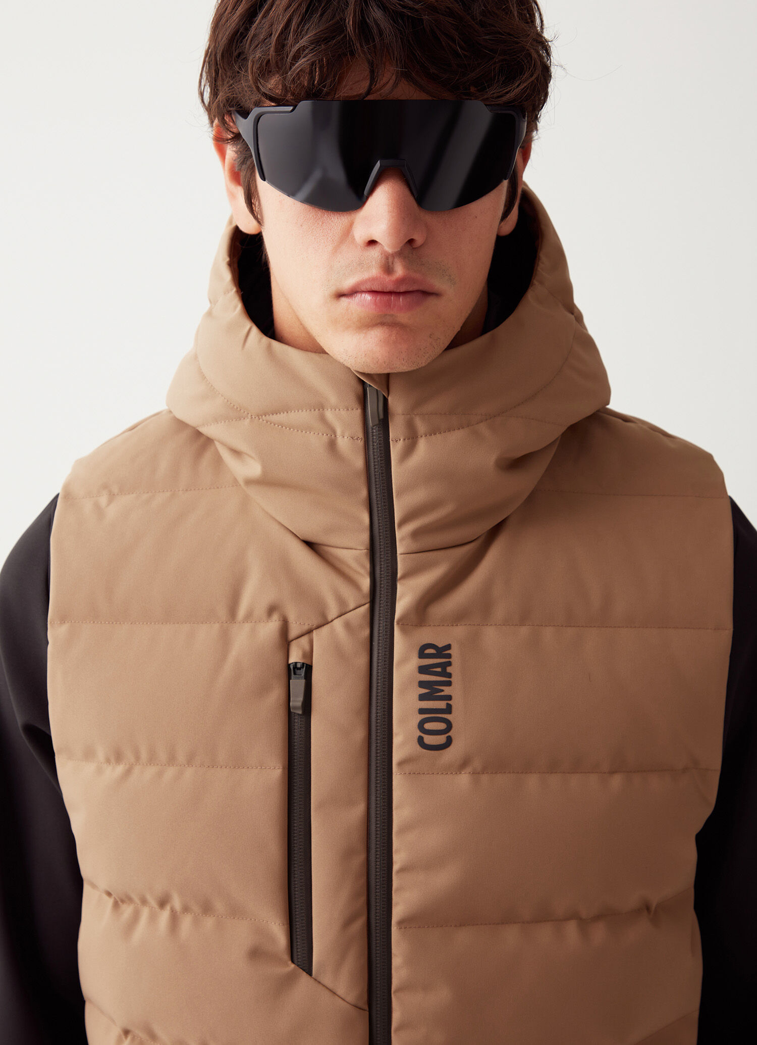 Chaleco elástico de esquí con capucha