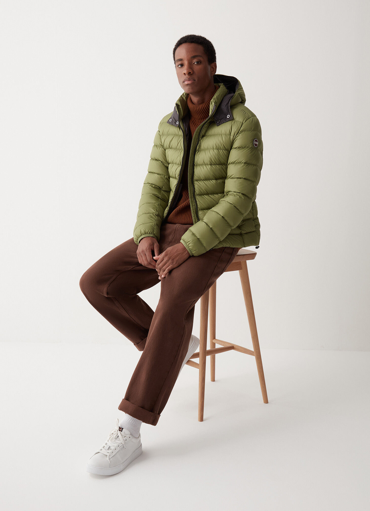 Plumífero deportivo con capucha extraíble