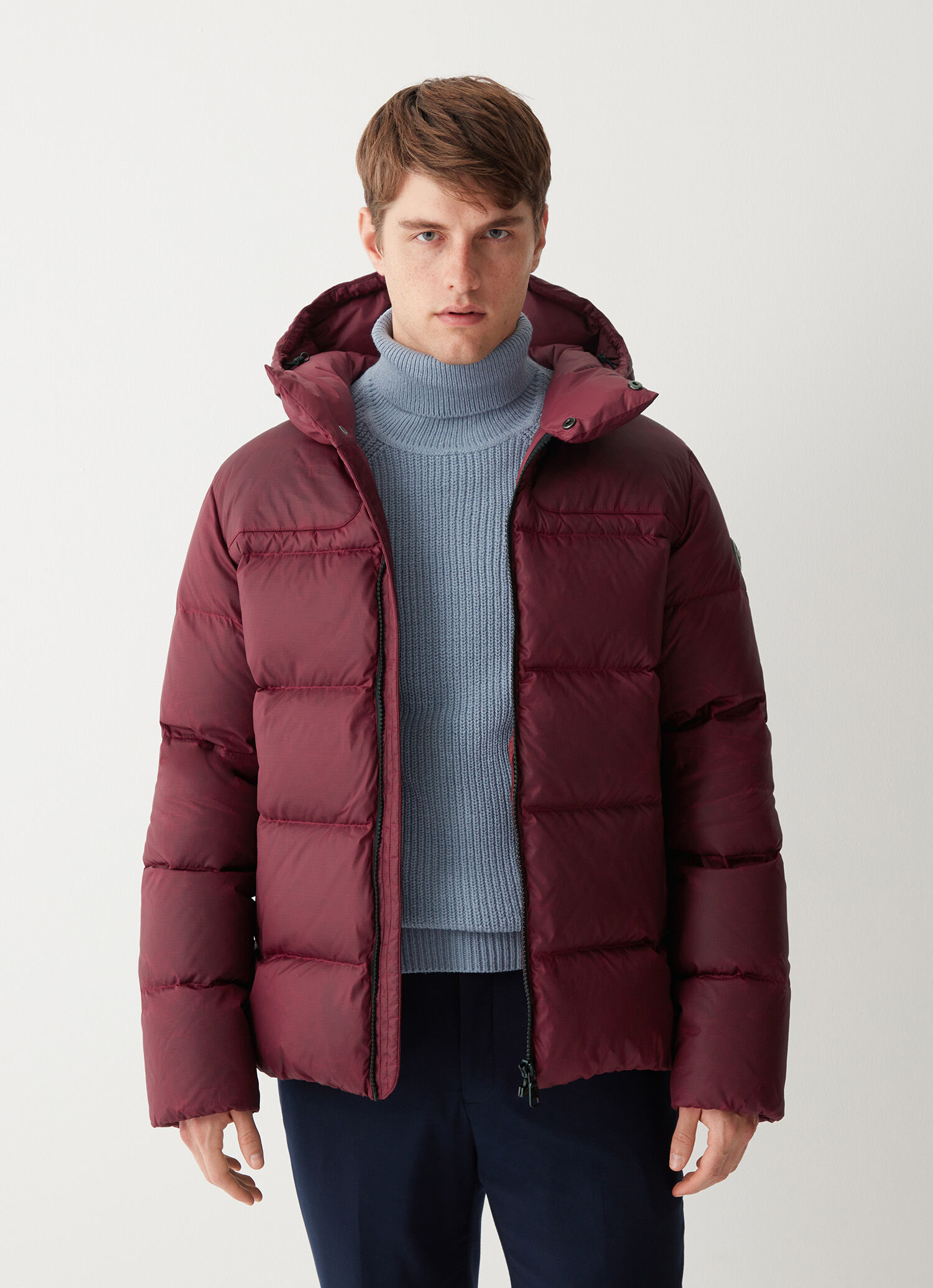 Plumífero deportivo encerado con capucha fija