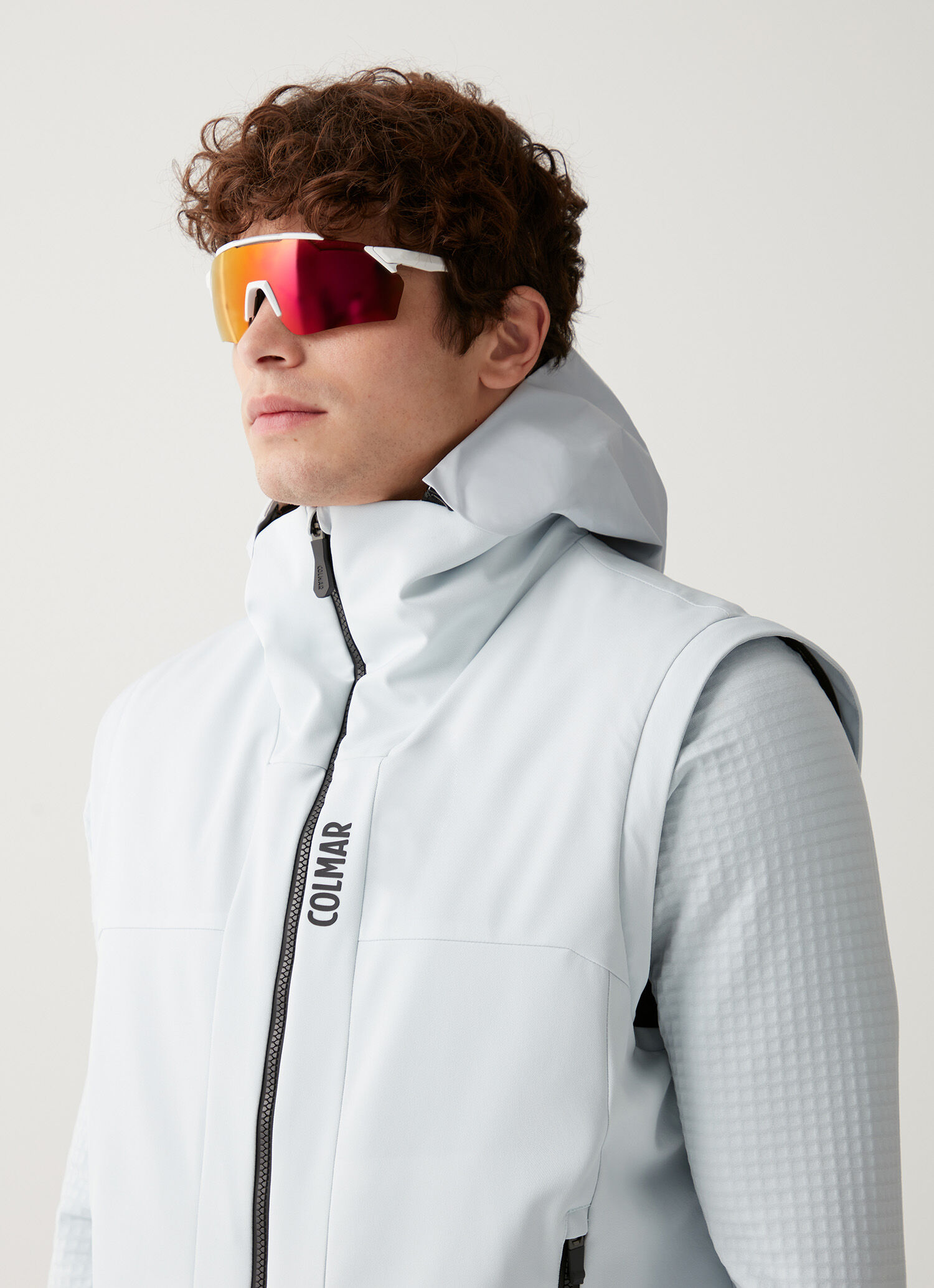 Ski jacket with detachable sleeves