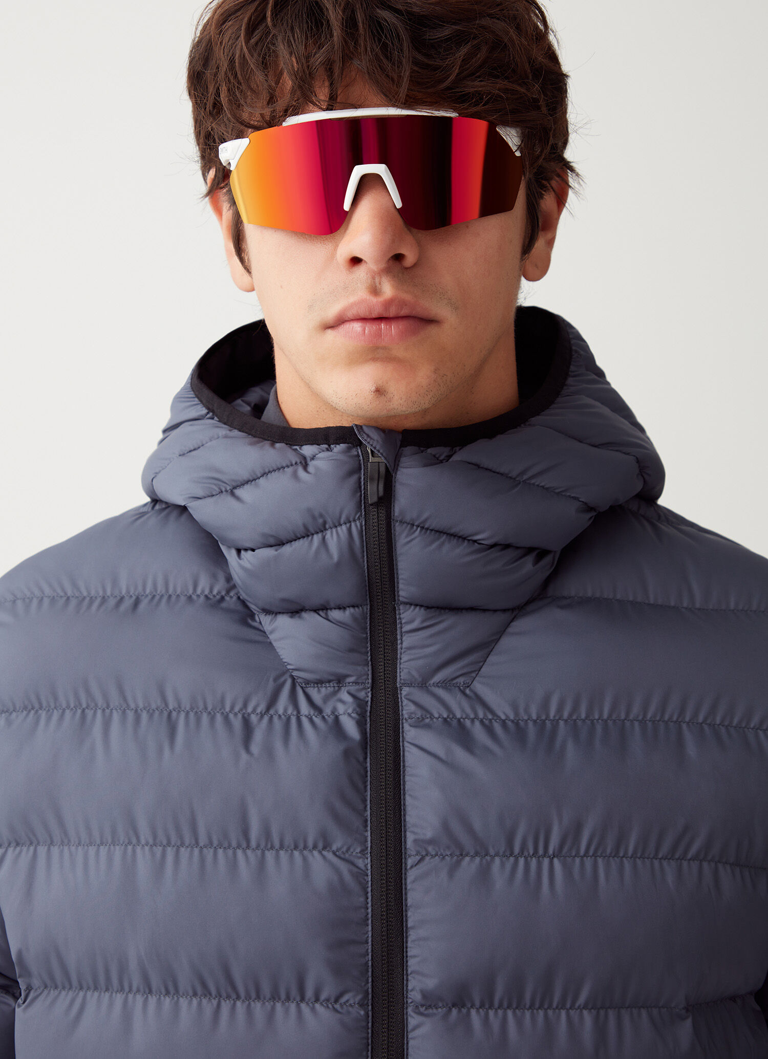 Chaqueta con capucha intermedia de guata