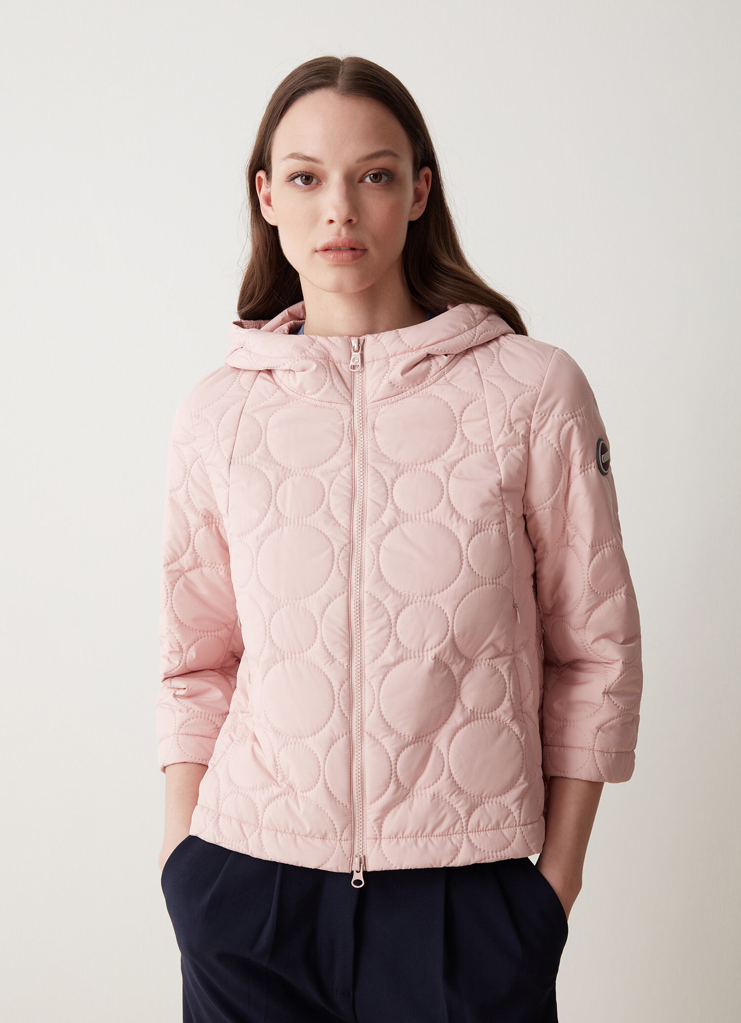 Capa con capucha y acolchado circular