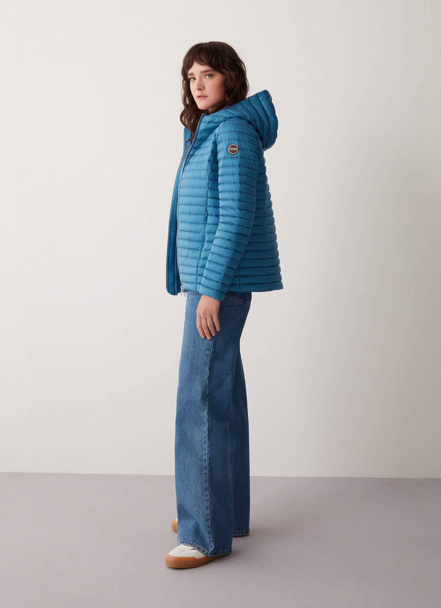 Chaqueta de plumas de largo medio con capucha