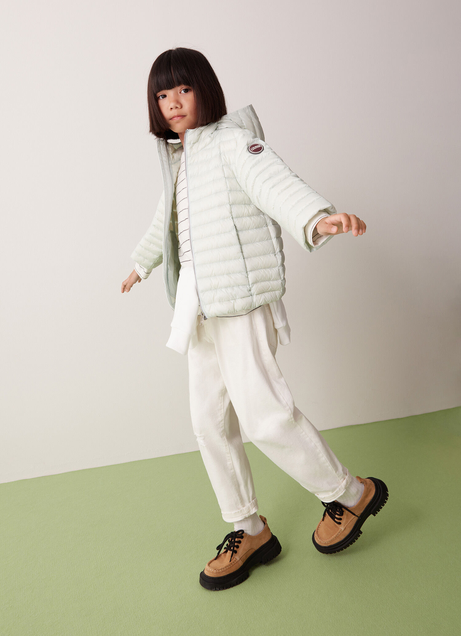 Capa con capucha de plumas