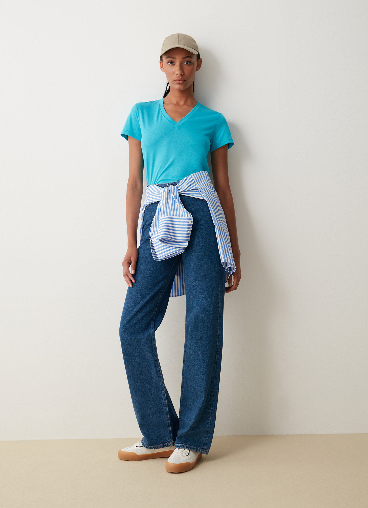 Camiseta con cuello de pico