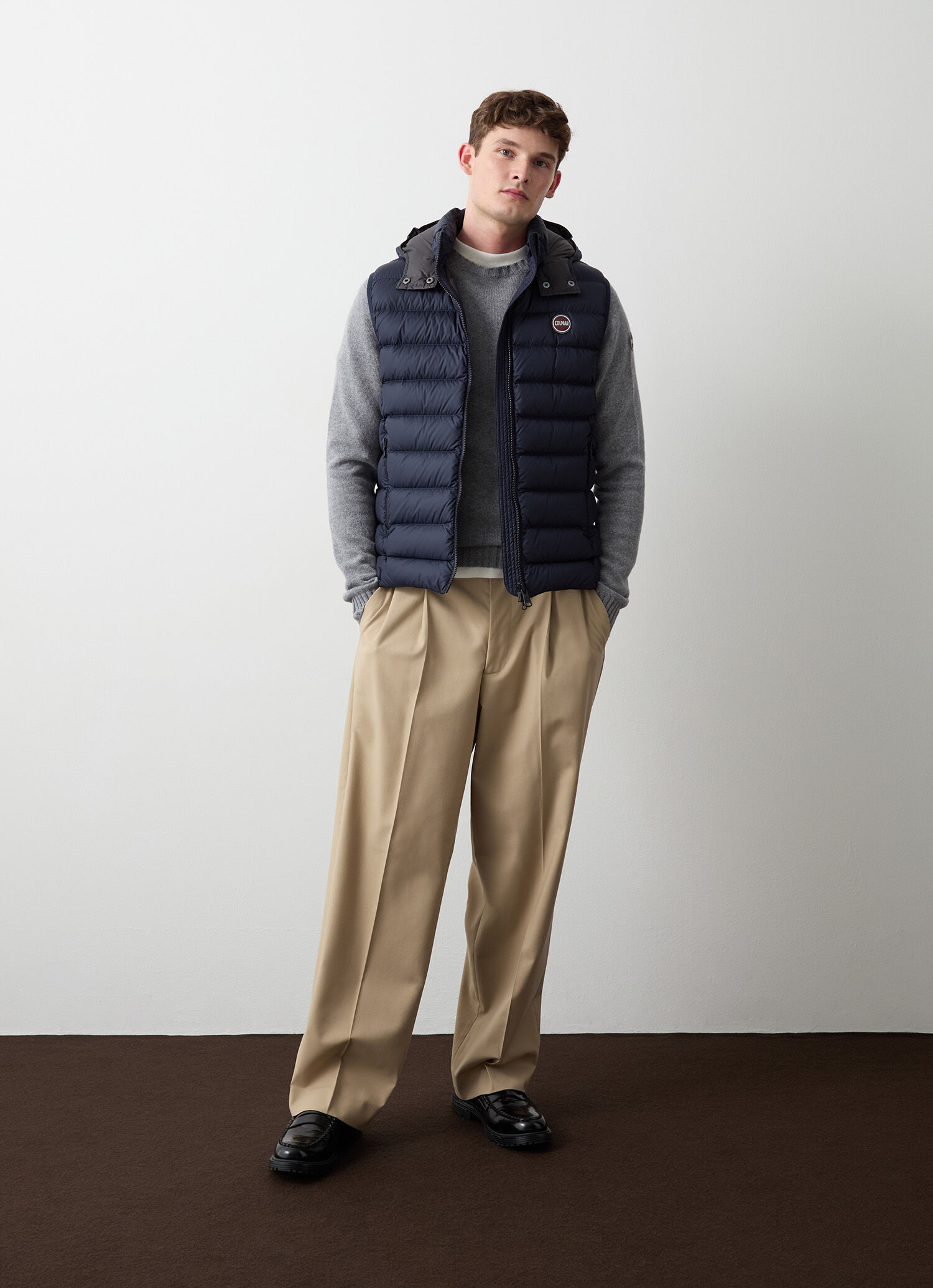 Chaleco de plumas con capucha extraíble