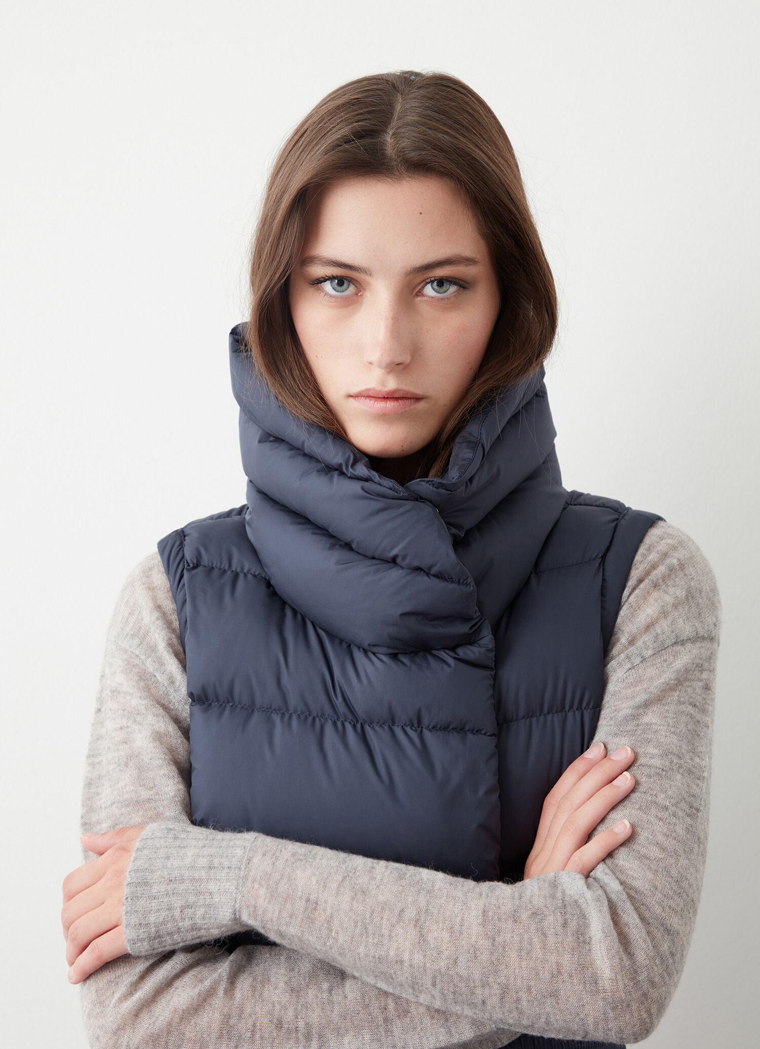 Chaleco mate de plumas con cinturón