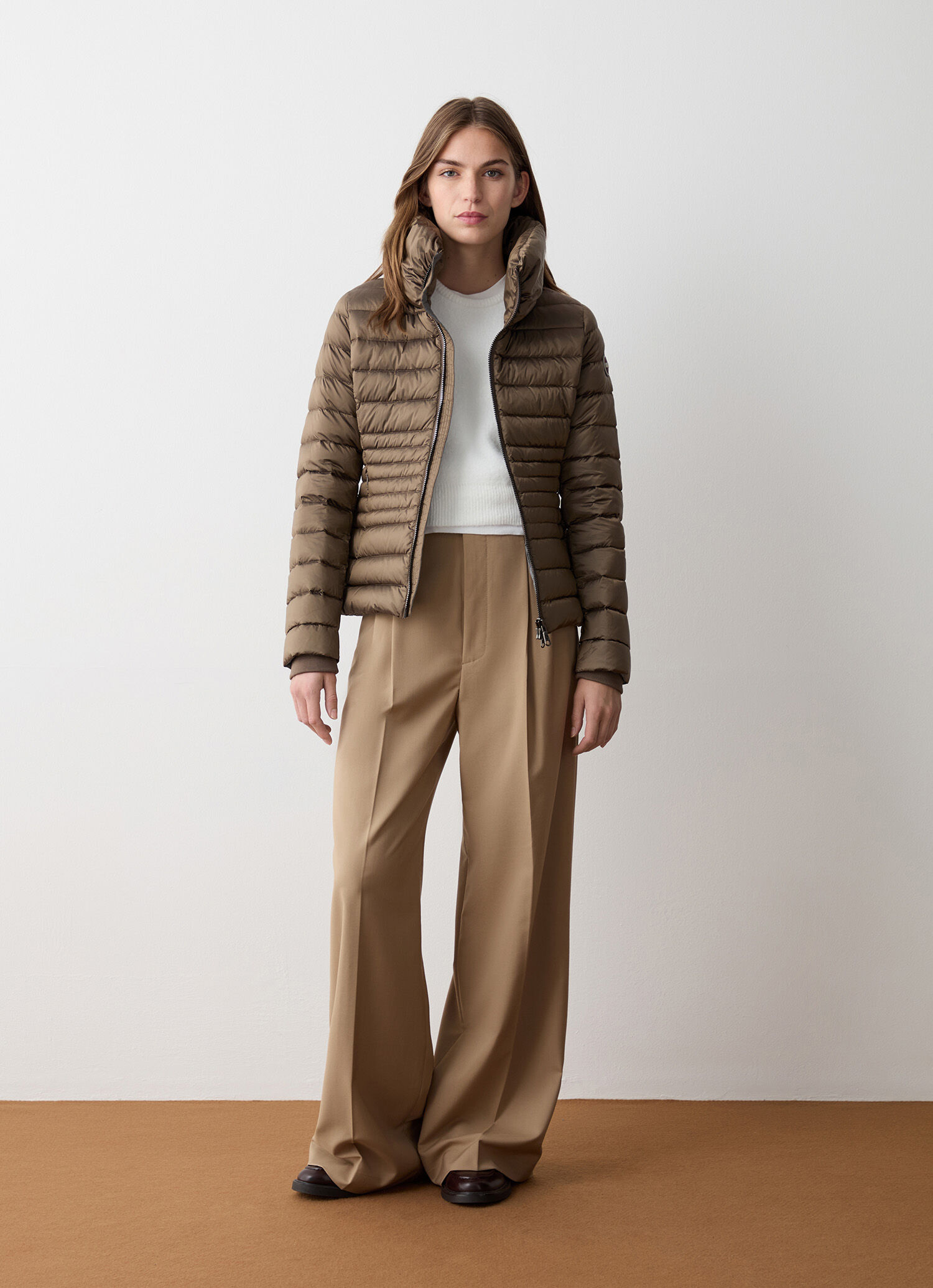 Plumífero entallado con puños de punto