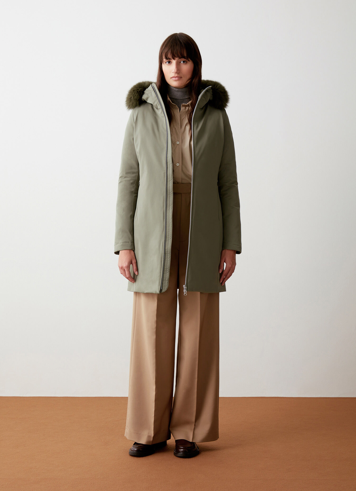 Plumífero impermeable con pelo sintético