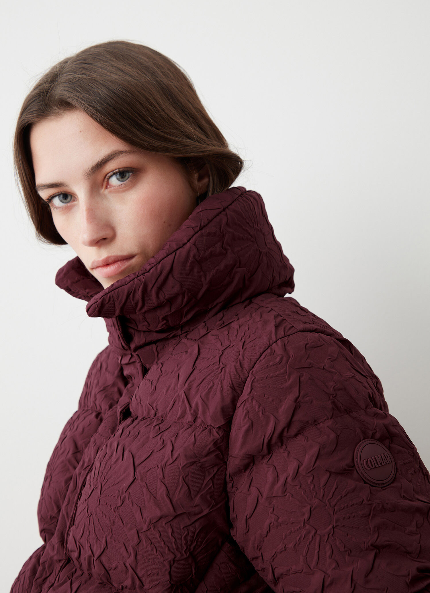 Plumífero corto con patrón floral 3D