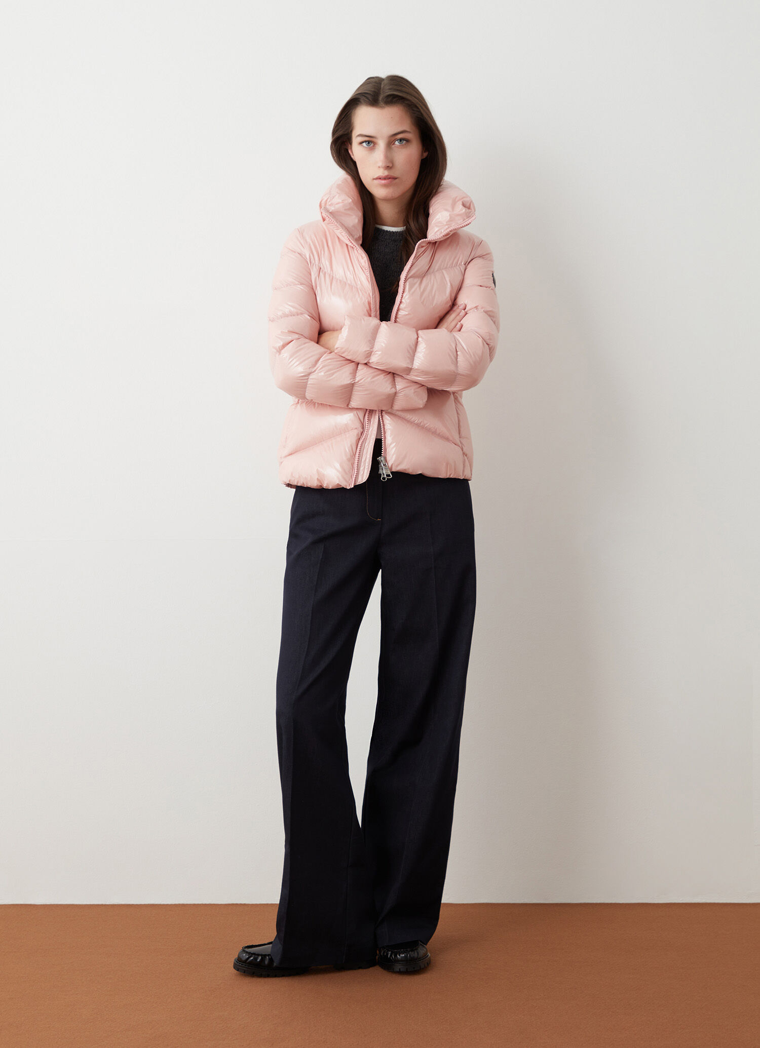 Super-glossy down jacket with padded collar