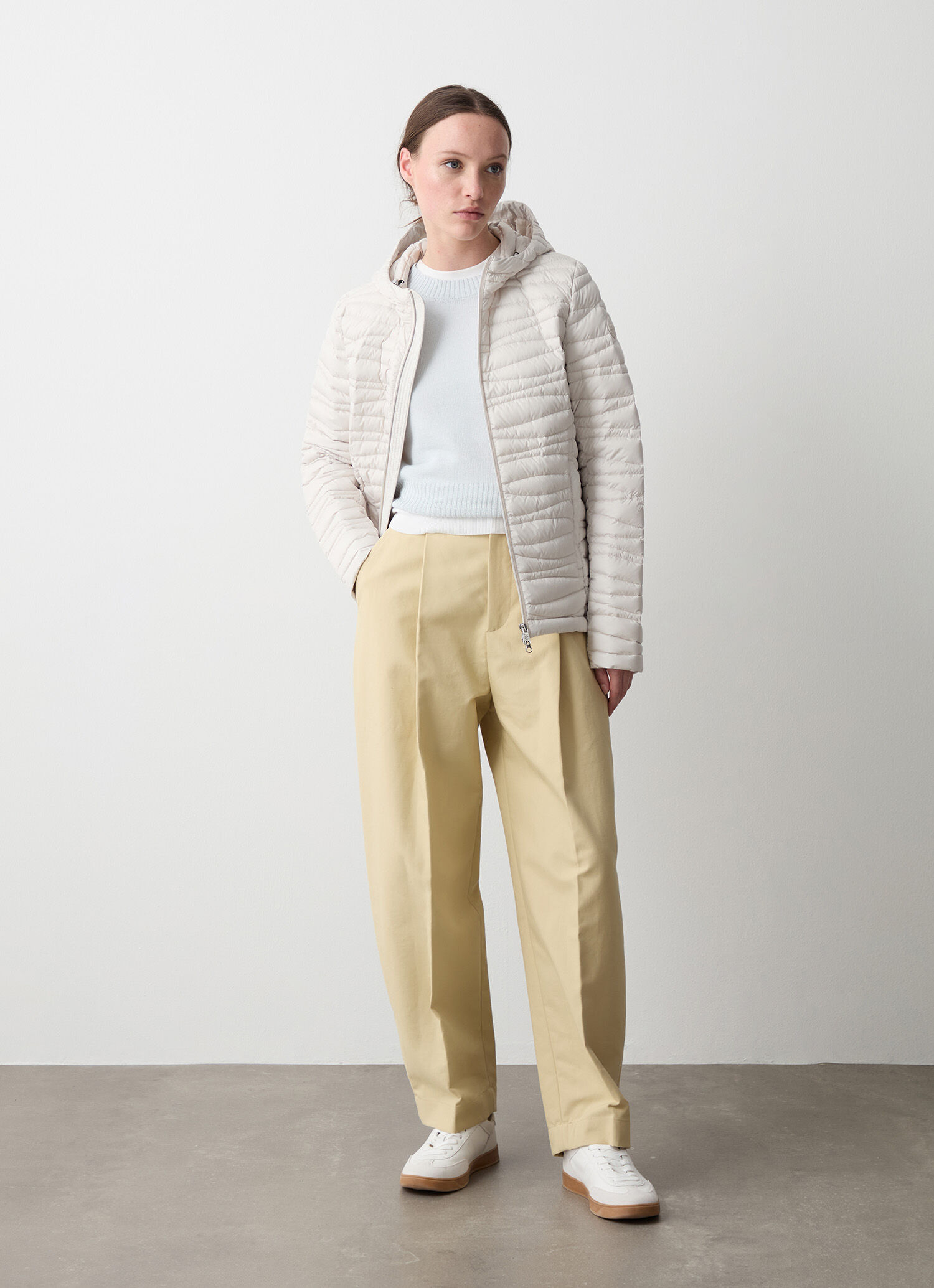 Plumífero con capucha en ondas