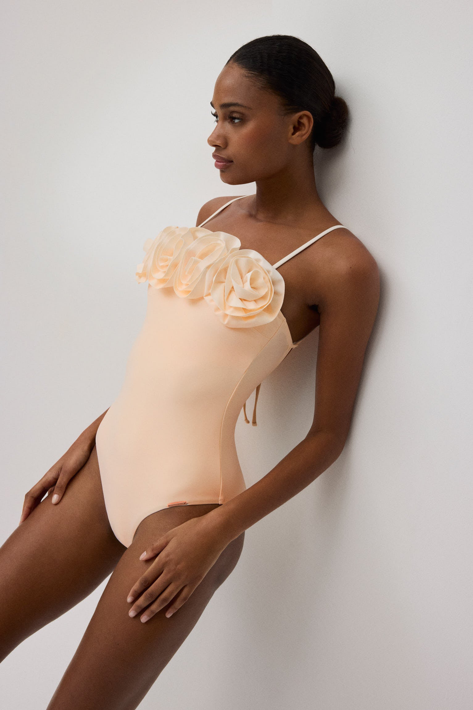 Bañador anudado detalle flores volumen marfil