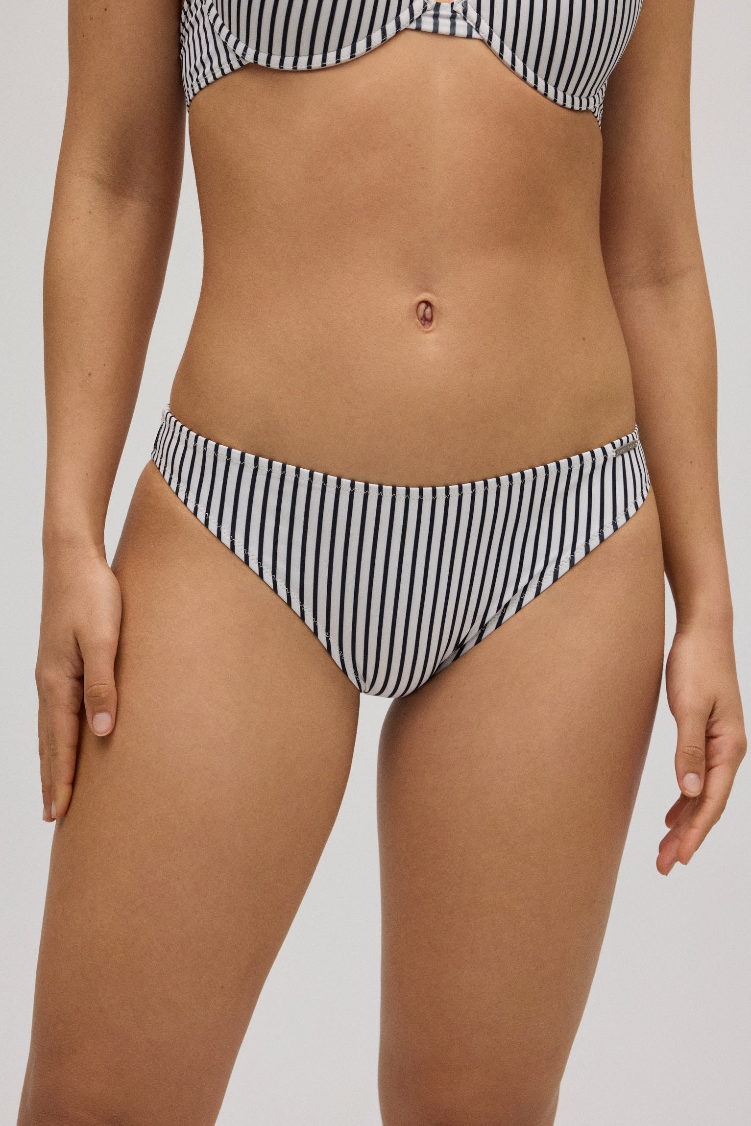 Braga bikini rayas blanco y negro