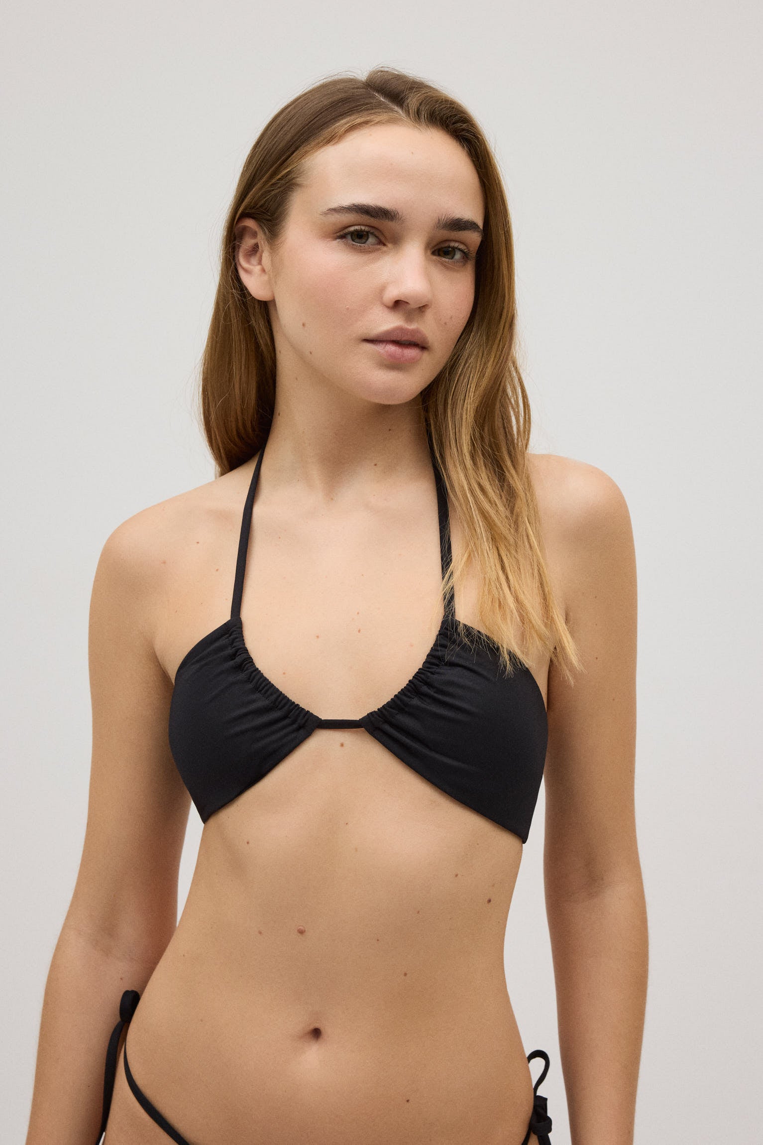 Top bikini anudado al cuello negro copa B